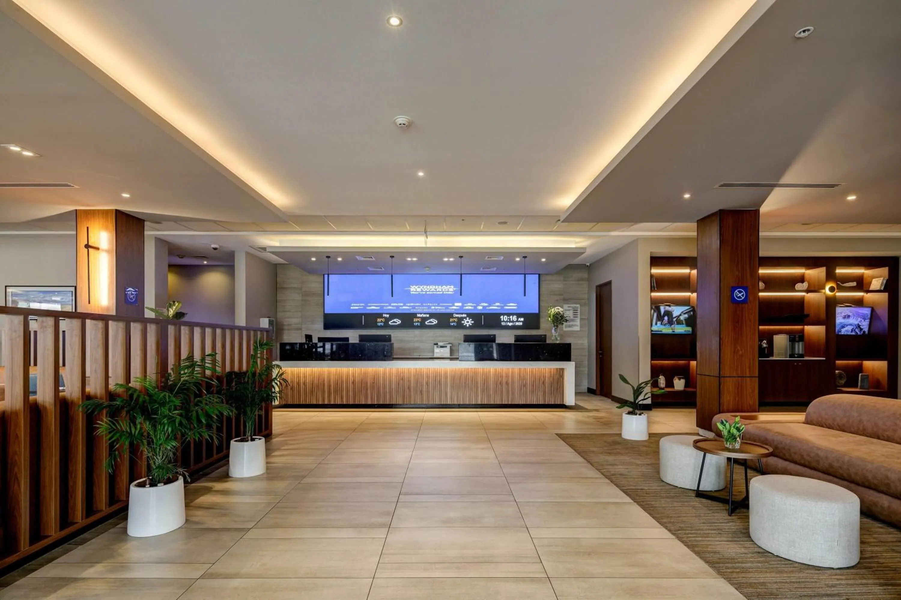 Lobby or reception in Wyndham Santiago Aeropuerto