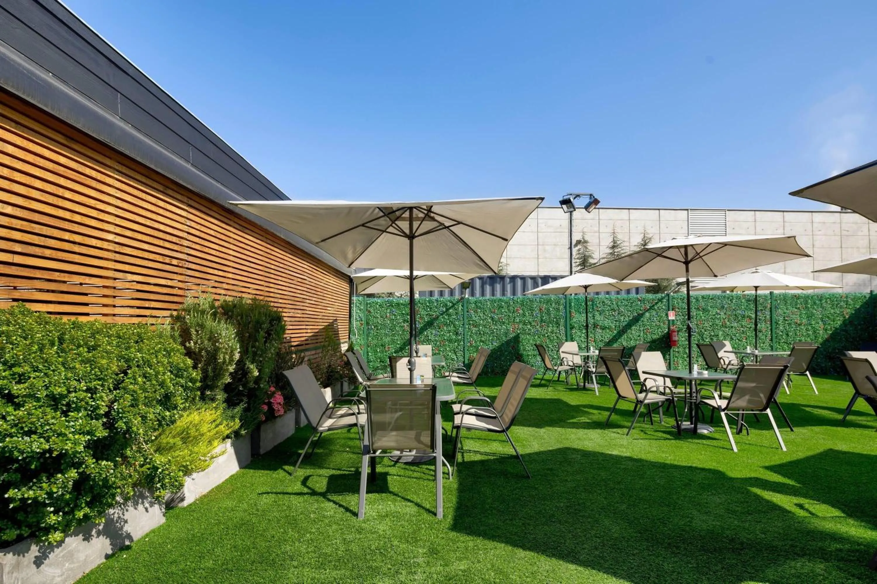 Inner courtyard view in Wyndham Santiago Aeropuerto