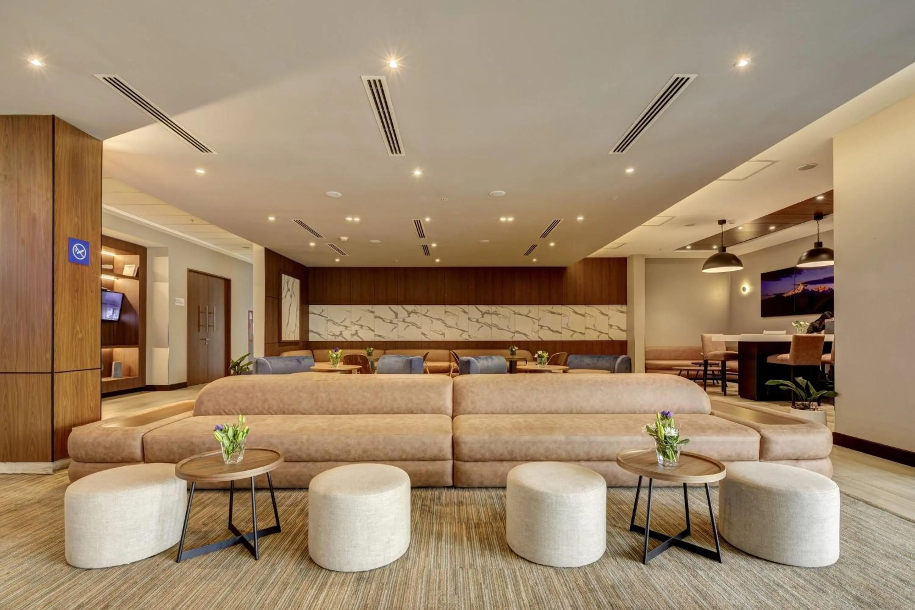 Lobby or reception in Wyndham Santiago Aeropuerto