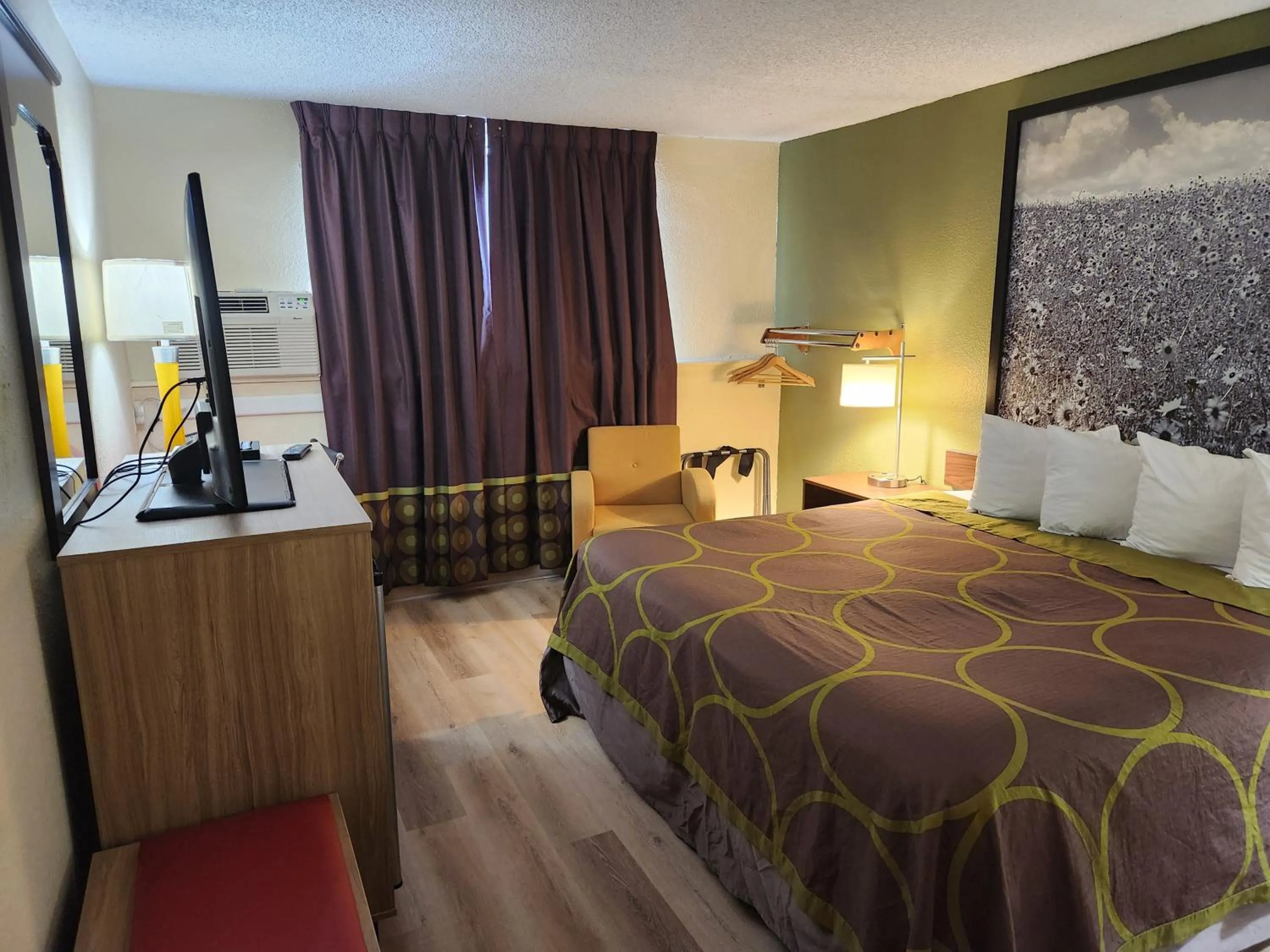 Bedroom, Bed in Super 8 by Wyndham Craig