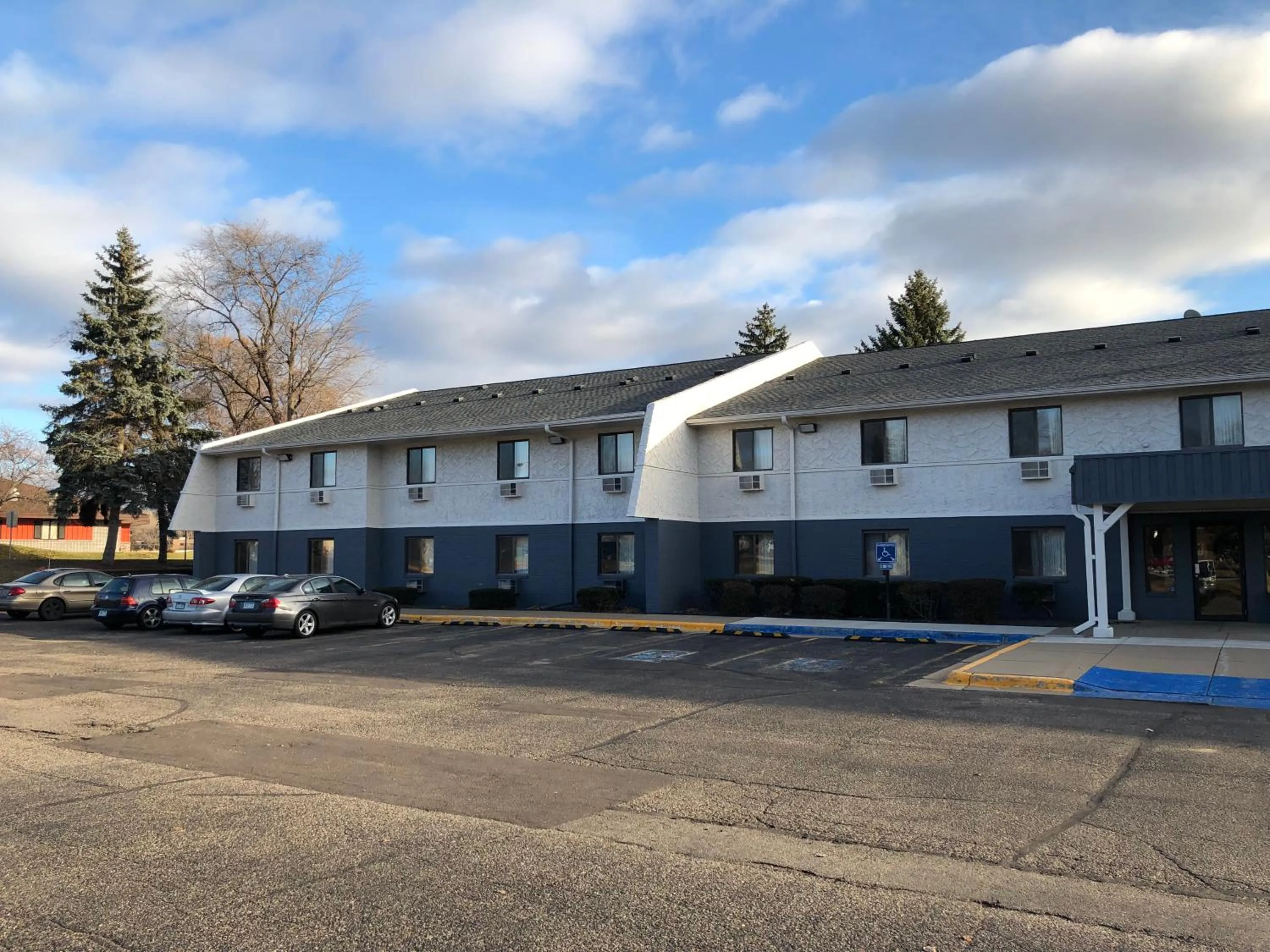Burnsville Inn & Suites
