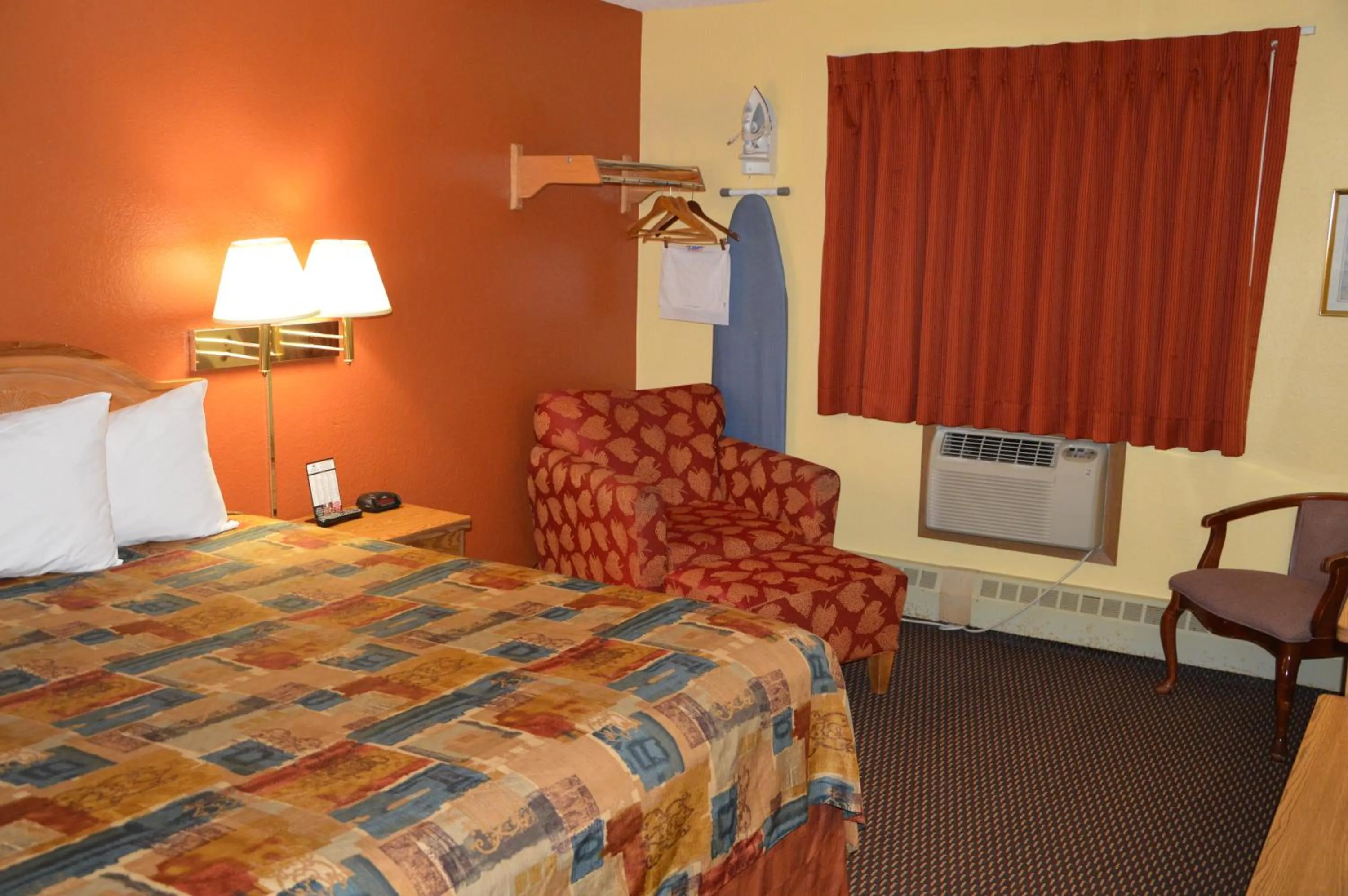 Bed in Burnsville Inn & Suites