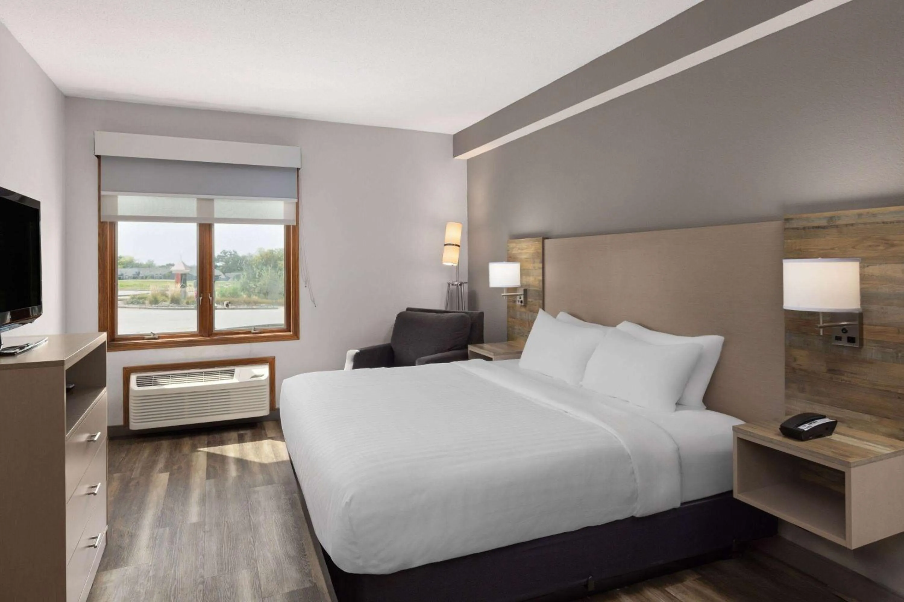 Bath, Bed in Links Bos Landen Hotel & Spa of Pella, Trademark by Wyndham