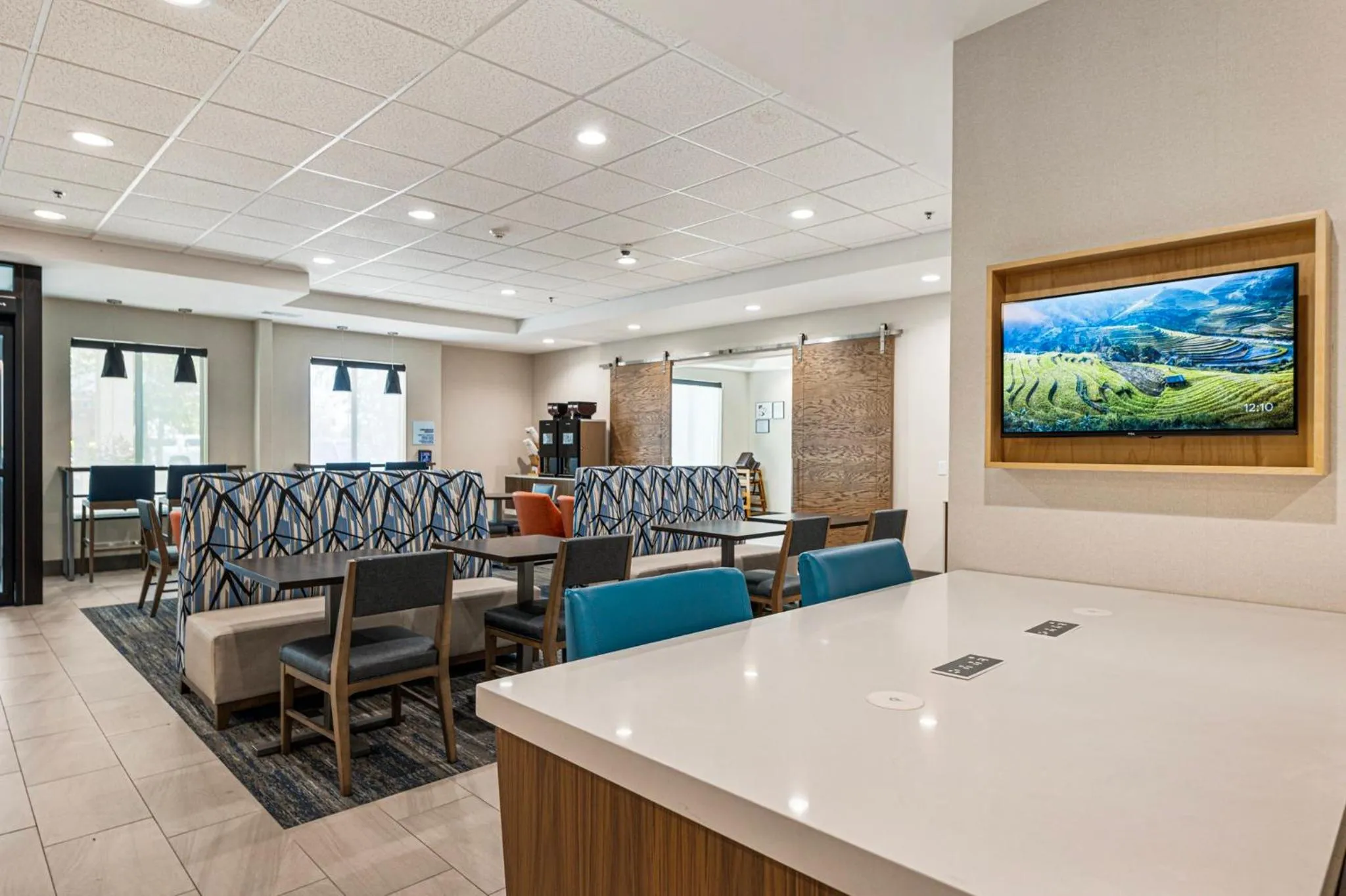 Breakfast in Holiday Inn Express & Suites Buford NE - Lake Lanier by IHG