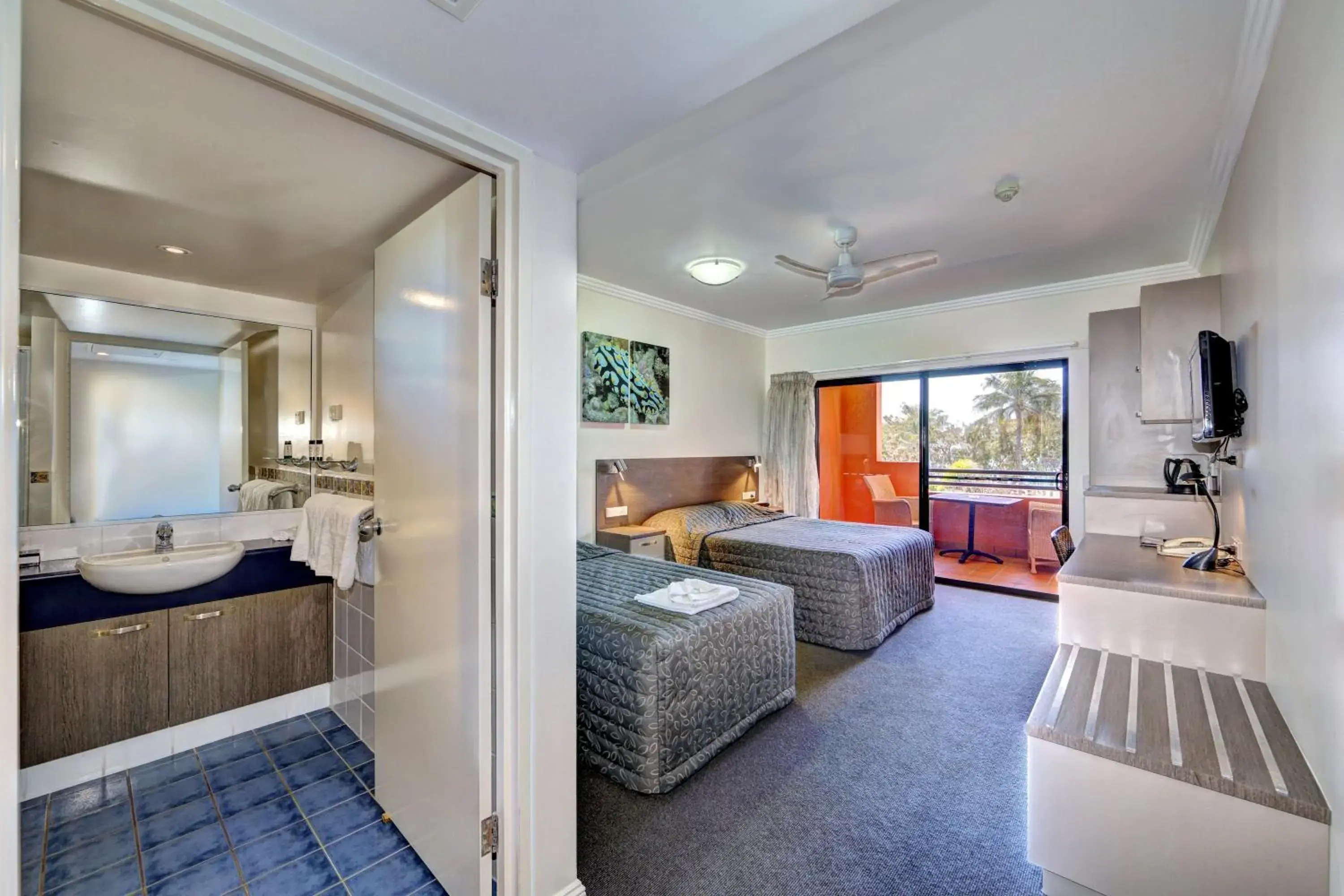 Twin Room with Ocean View in Kacy's Bargara Beach Motel Twin Room with Ocean View in Kacy's Bargara Beach Motel