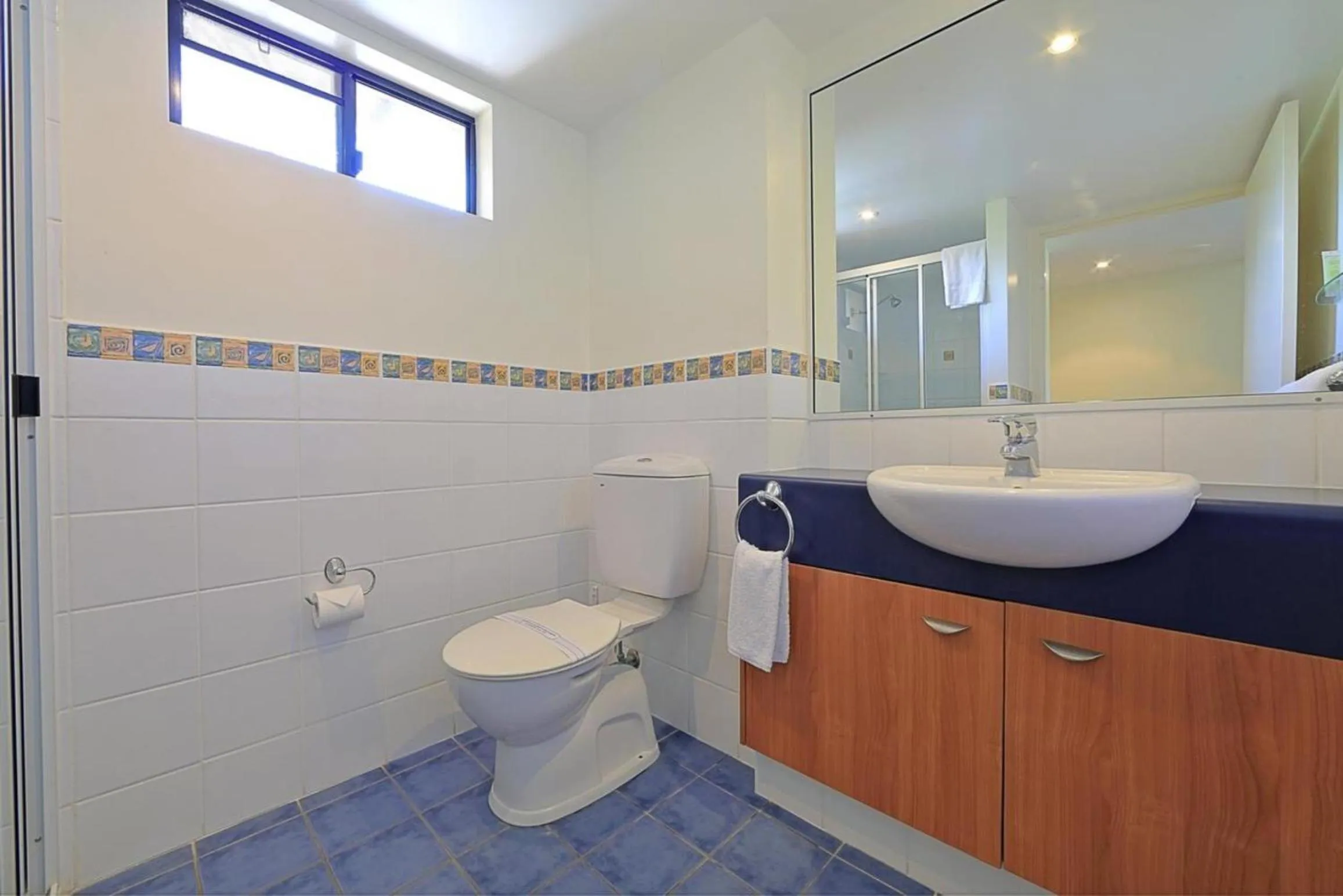 Bathroom in Kacy's Bargara Beach Motel