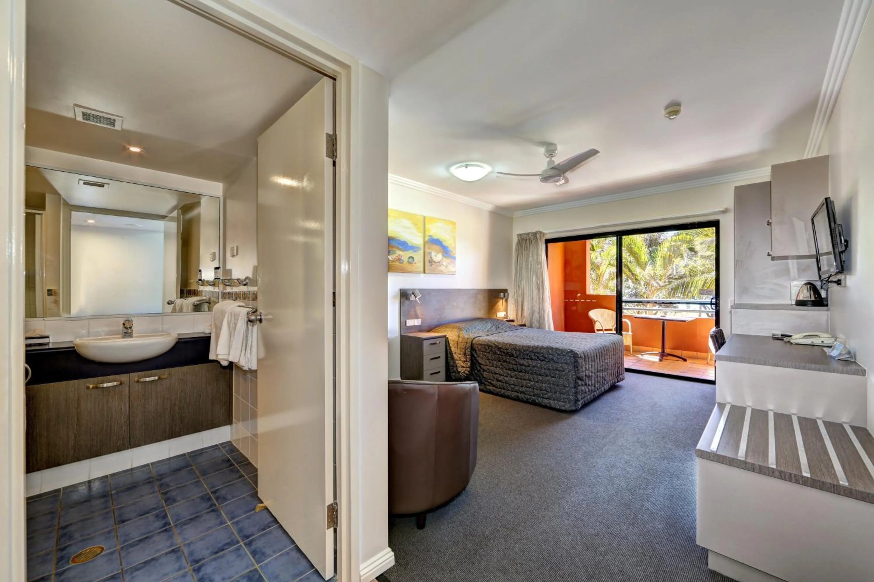 Photo of the whole room, Bed in Kacy's Bargara Beach Motel