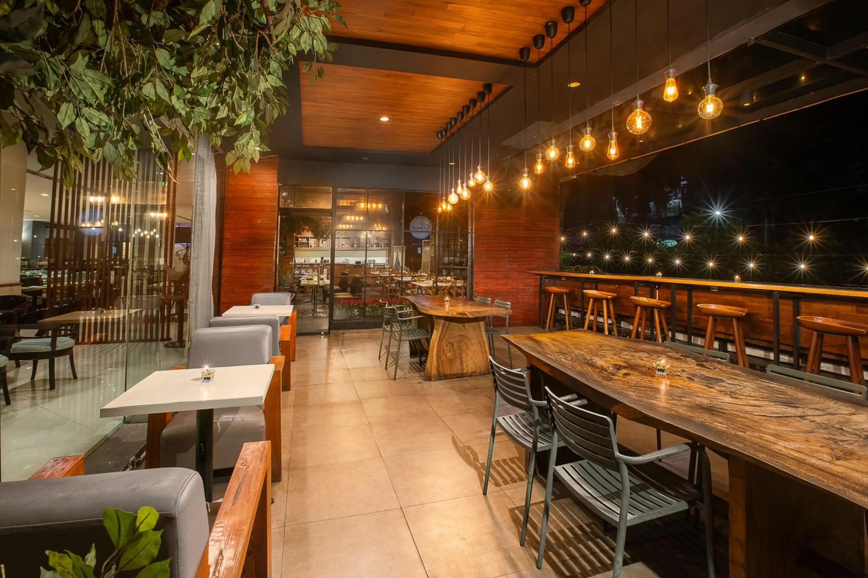 Restaurant/places to eat in Aryaduta Manado