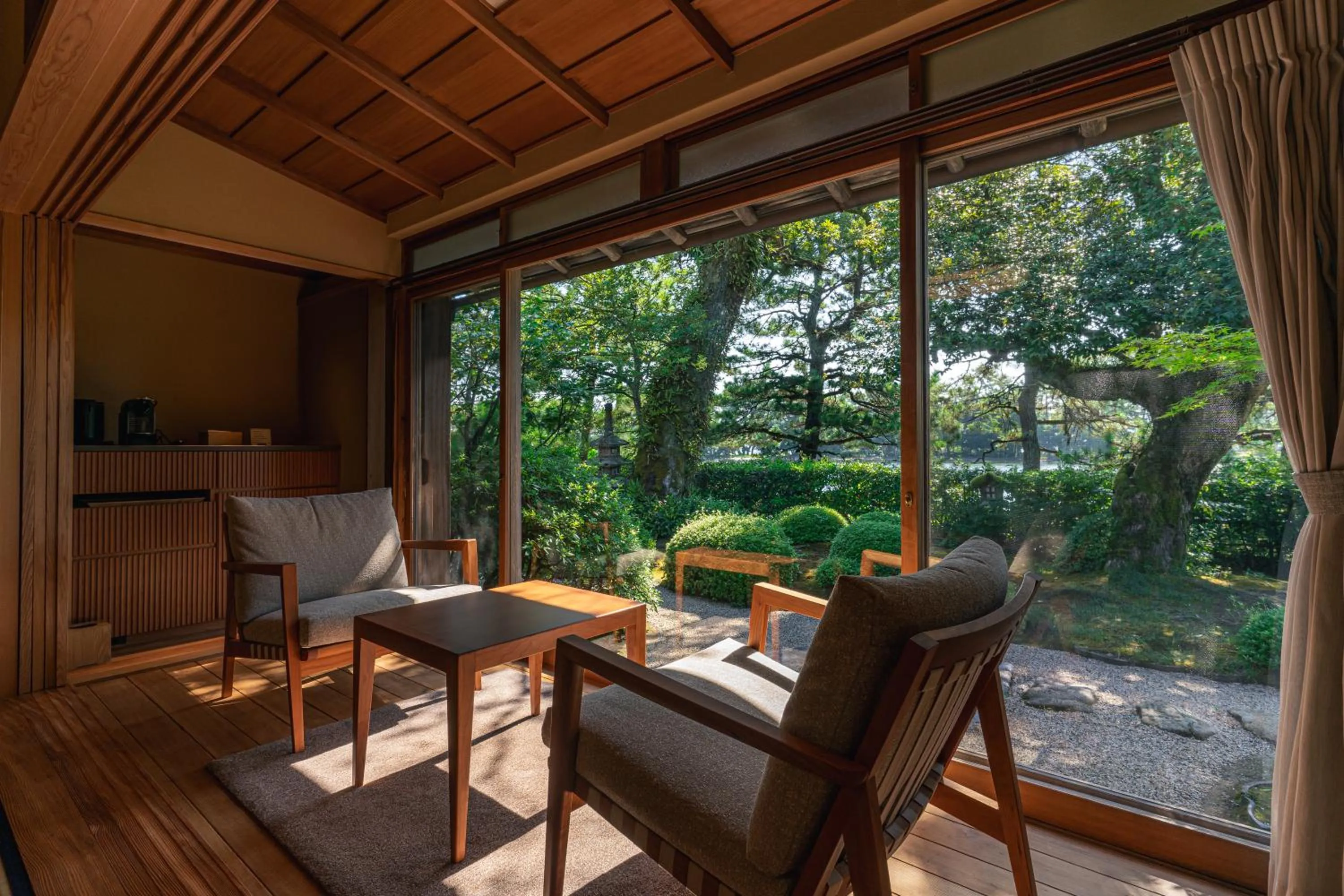 Seating area in Monjusou Shourotei