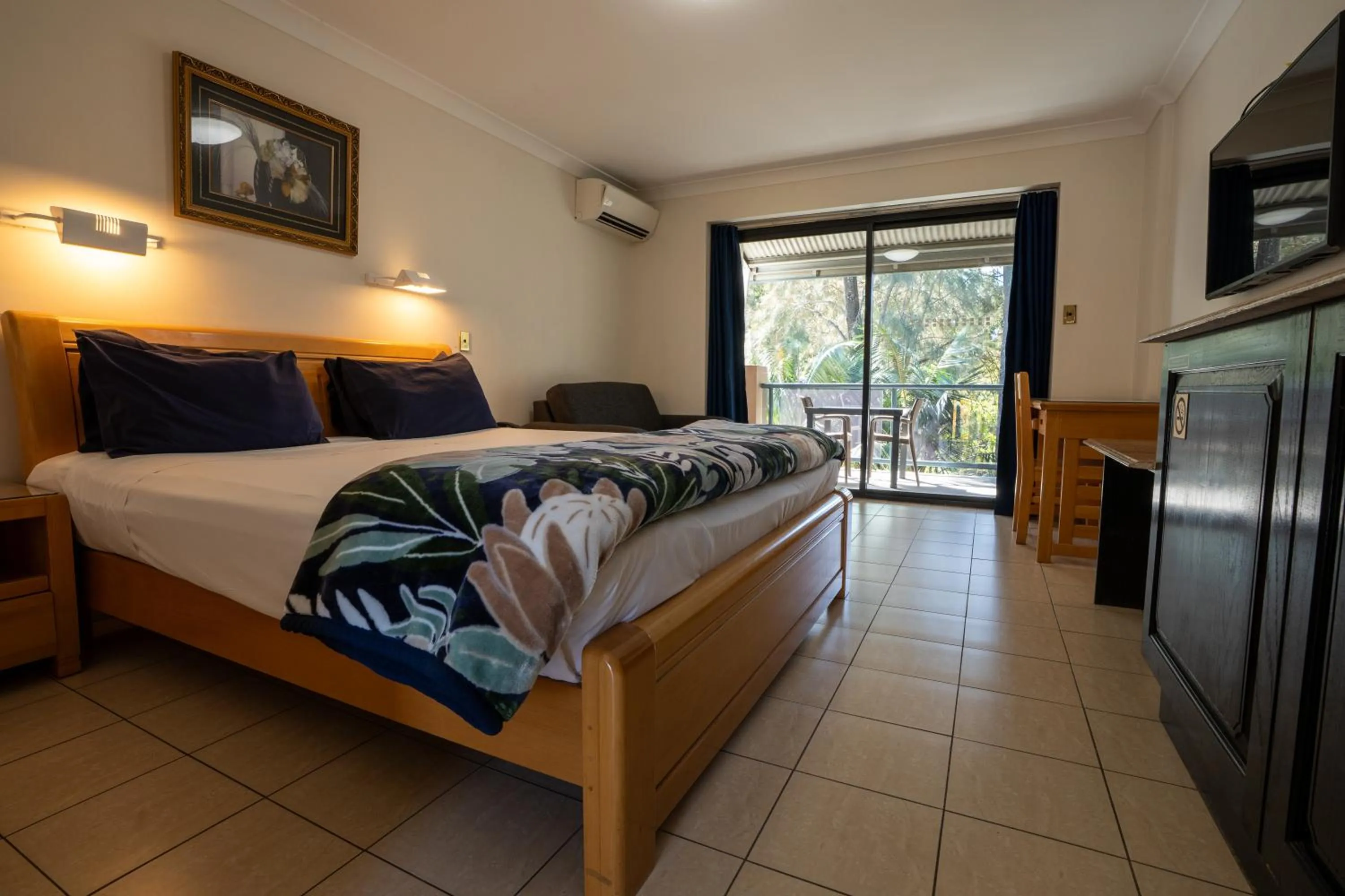 Photo of the whole room, Bed in Novena Palms Motel
