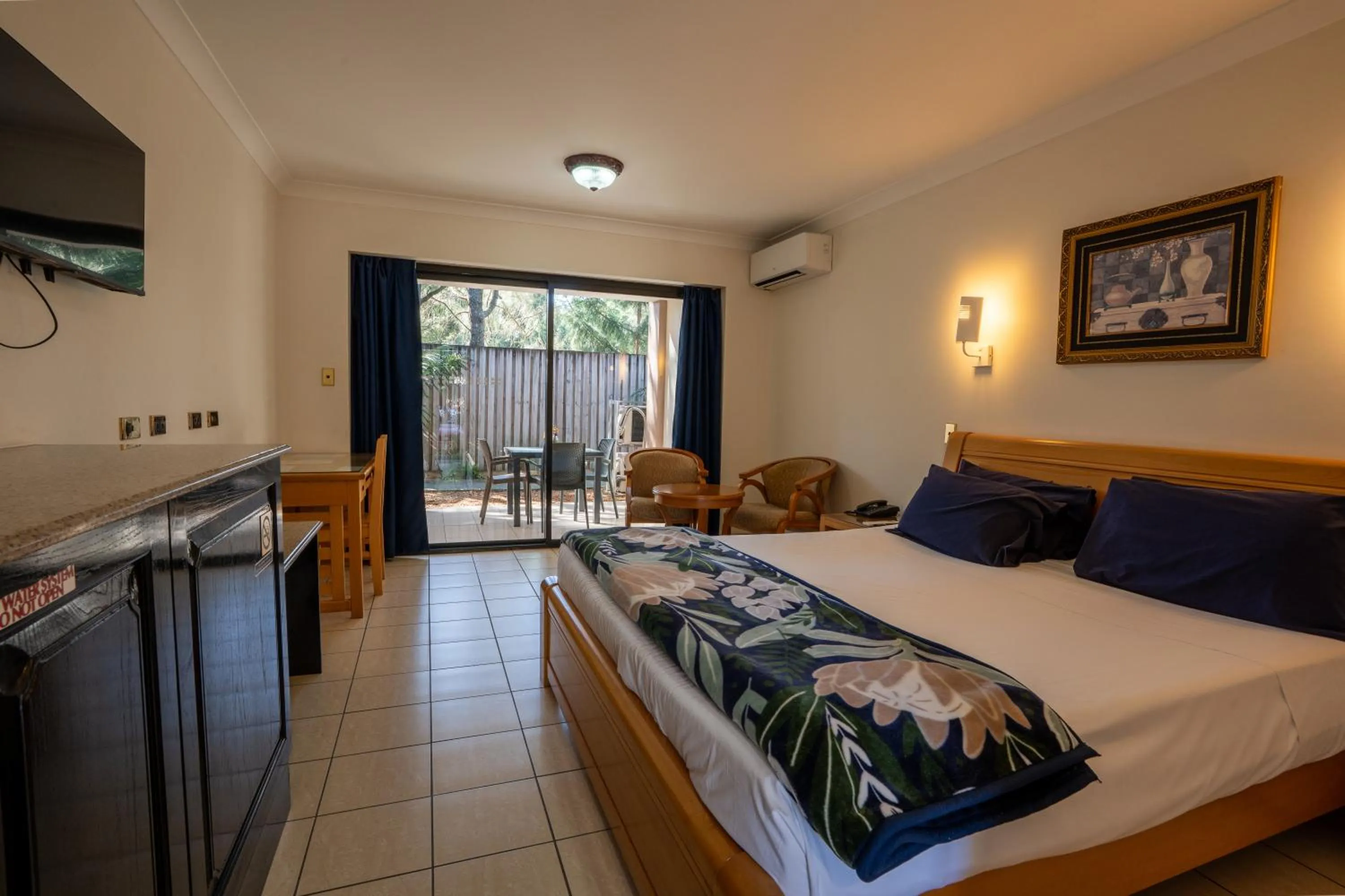 Photo of the whole room, Bed in Novena Palms Motel