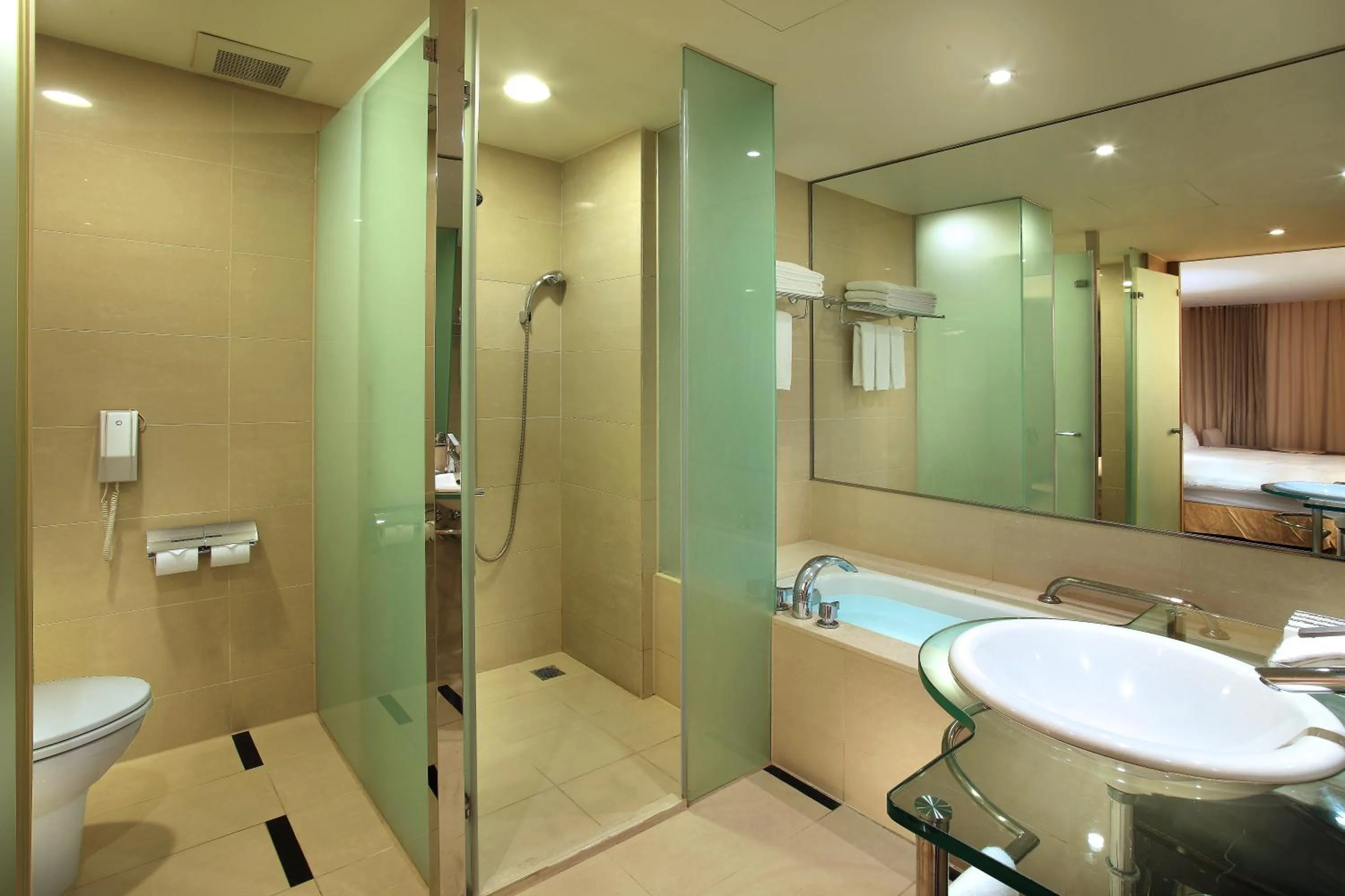 Shower in Hotel Del Lago