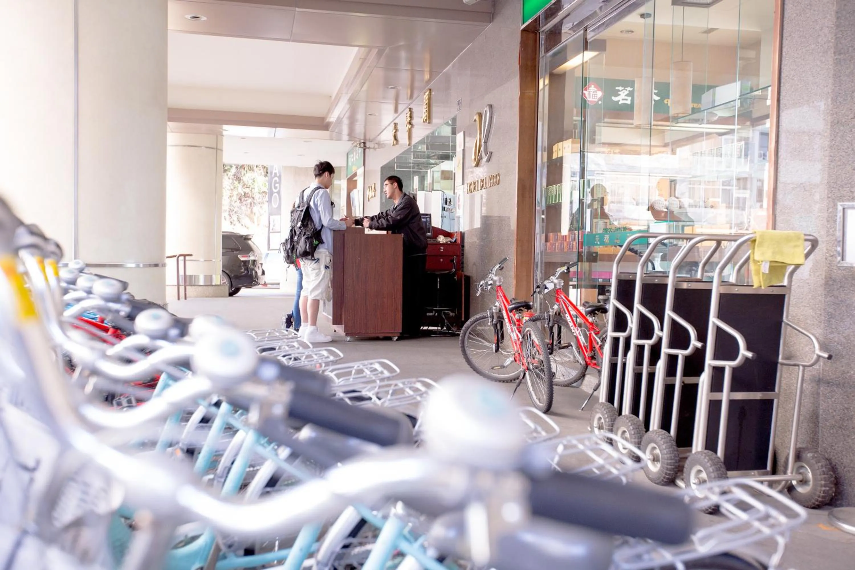 People in Hotel Del Lago