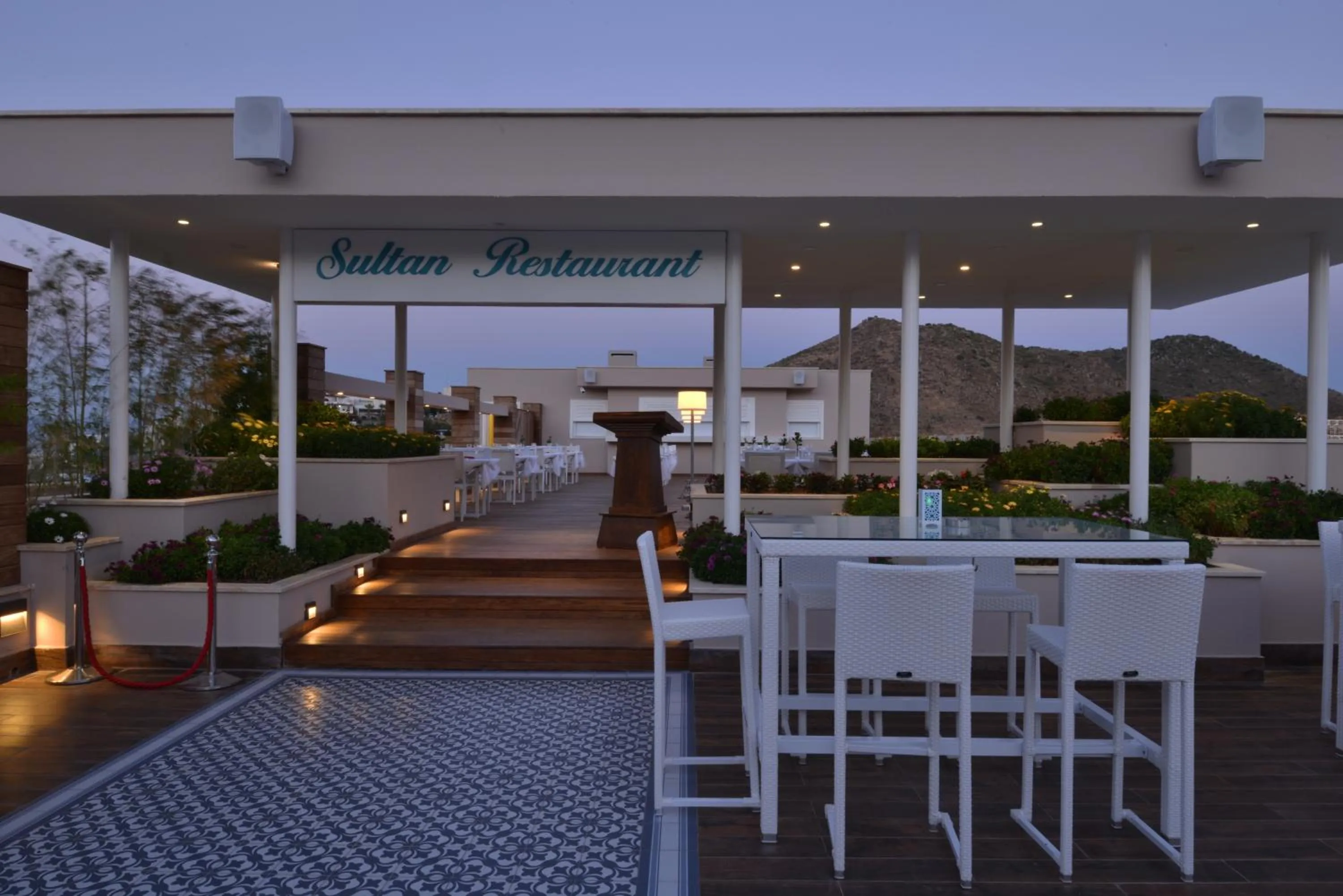 Restaurant/places to eat in Bellazure Hotel