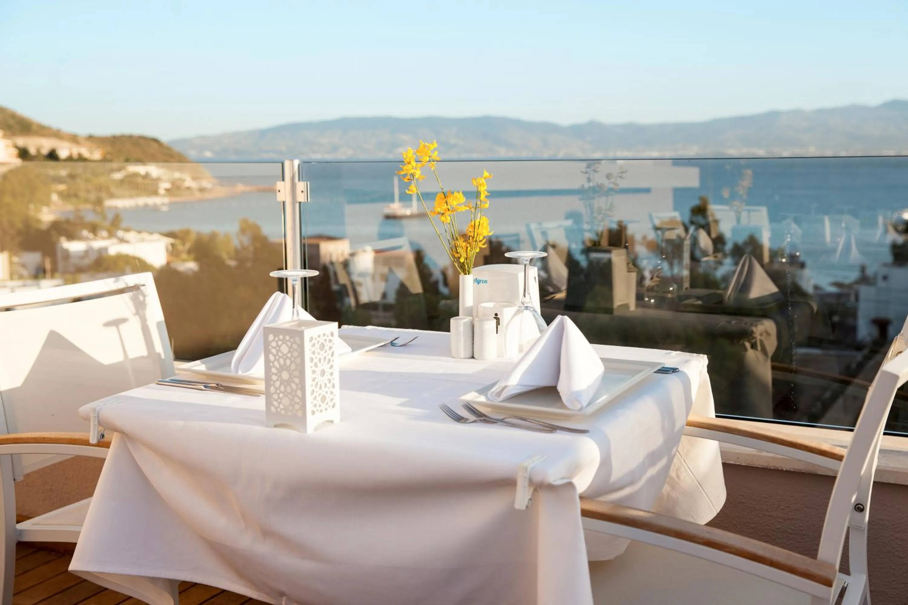 Restaurant/places to eat in Bellazure Hotel