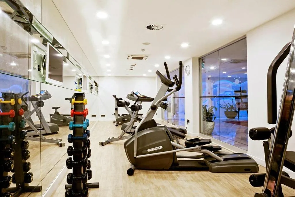 Fitness centre/facilities in Bellazure Hotel