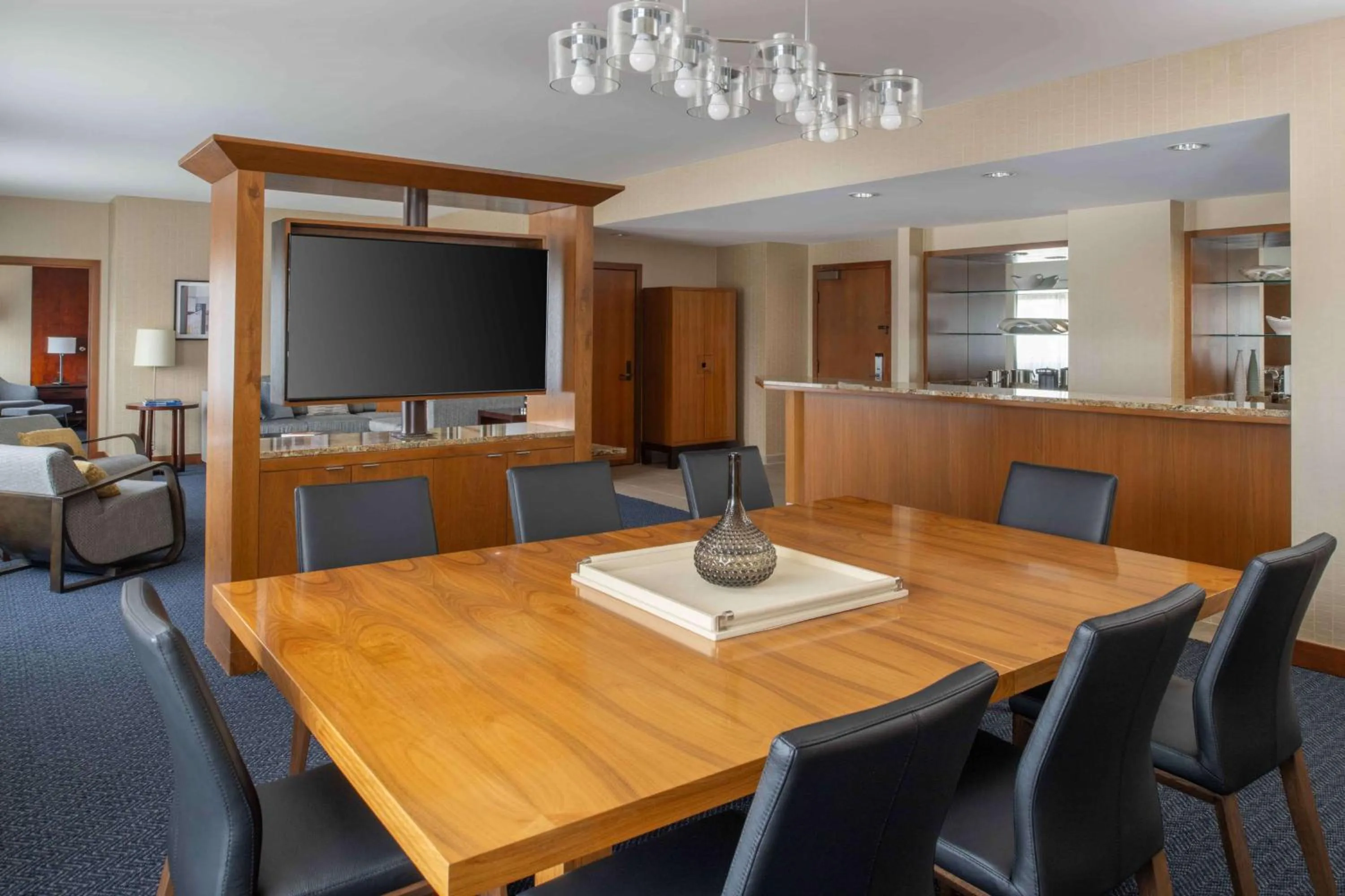 Living room in DoubleTree by Hilton San Francisco Airport