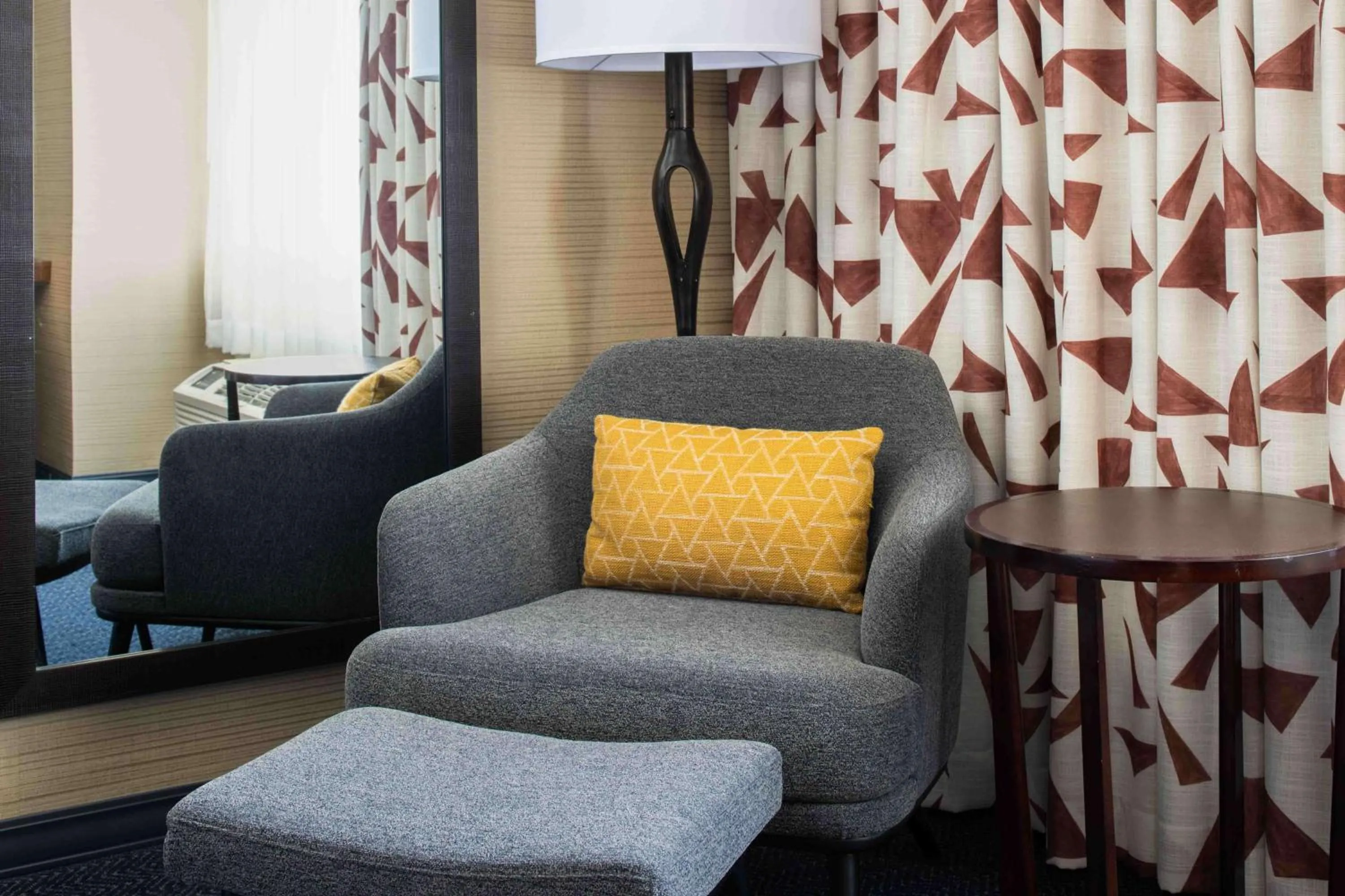 Living room in DoubleTree by Hilton San Francisco Airport