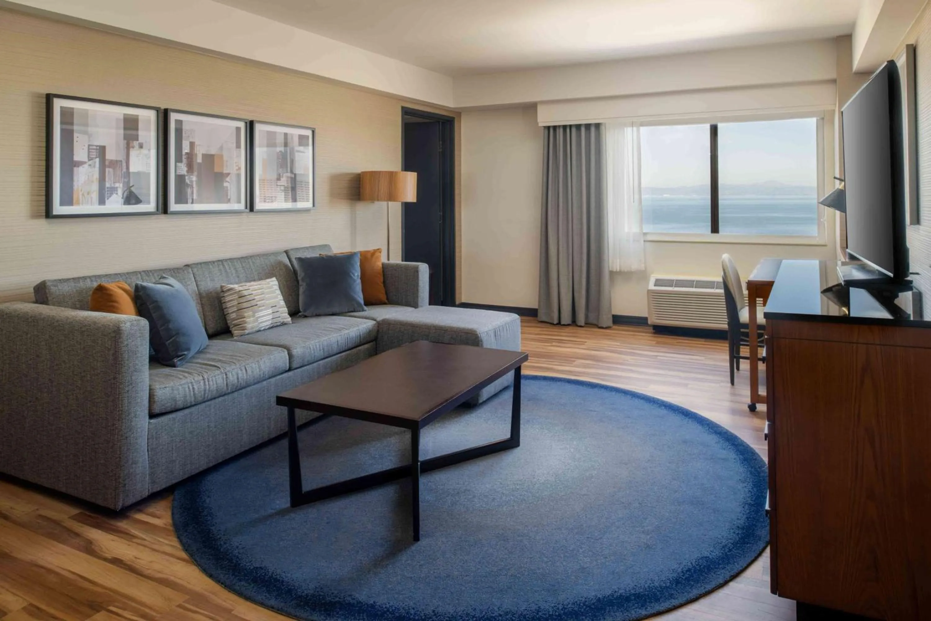 Living room in DoubleTree by Hilton San Francisco Airport