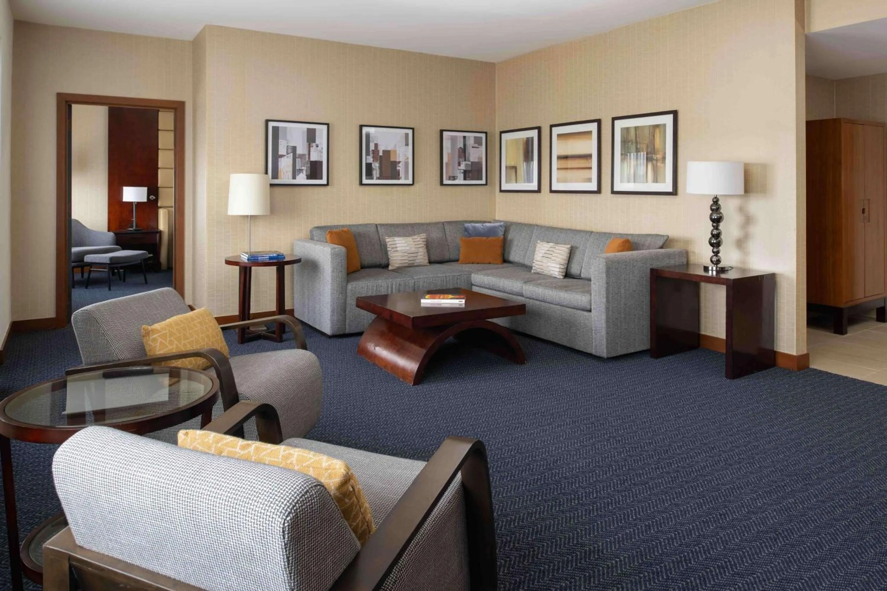 Living room in DoubleTree by Hilton San Francisco Airport