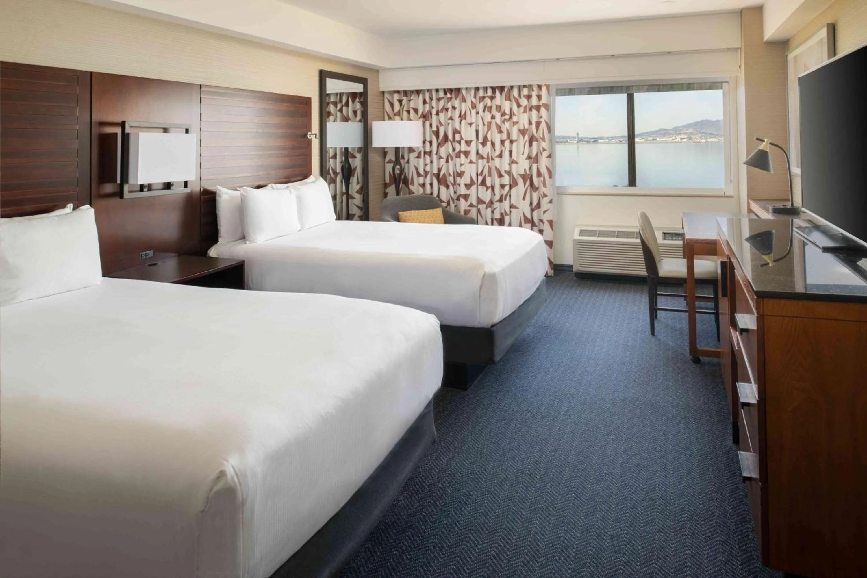 Bedroom, Bed in DoubleTree by Hilton San Francisco Airport