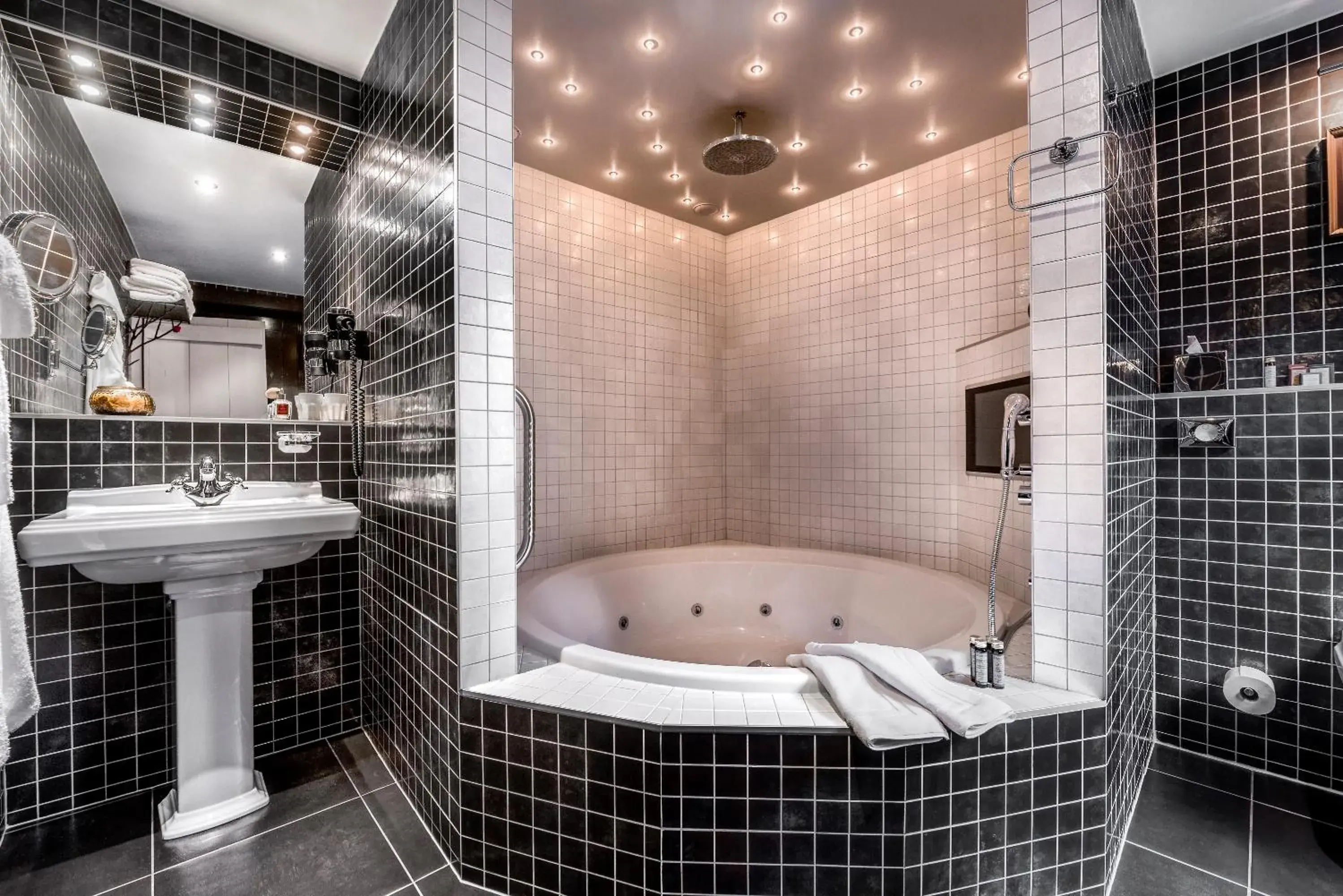 Deluxe Double Room with Whirlpool in Main Street Hotel Deluxe Double Room with Whirlpool in Main Street Hotel