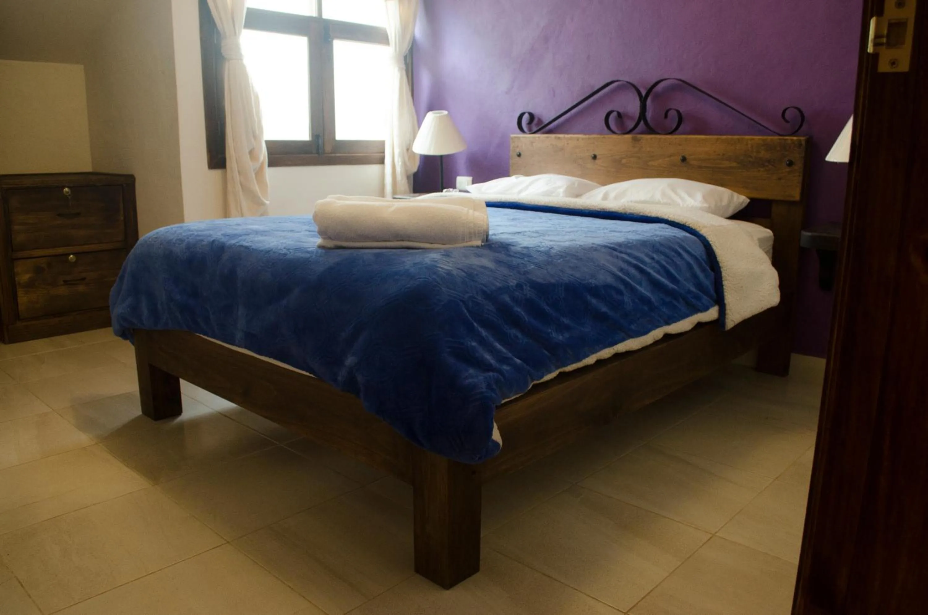 Queen Room with Shared Bathroom - single occupancy in Casa Tequio