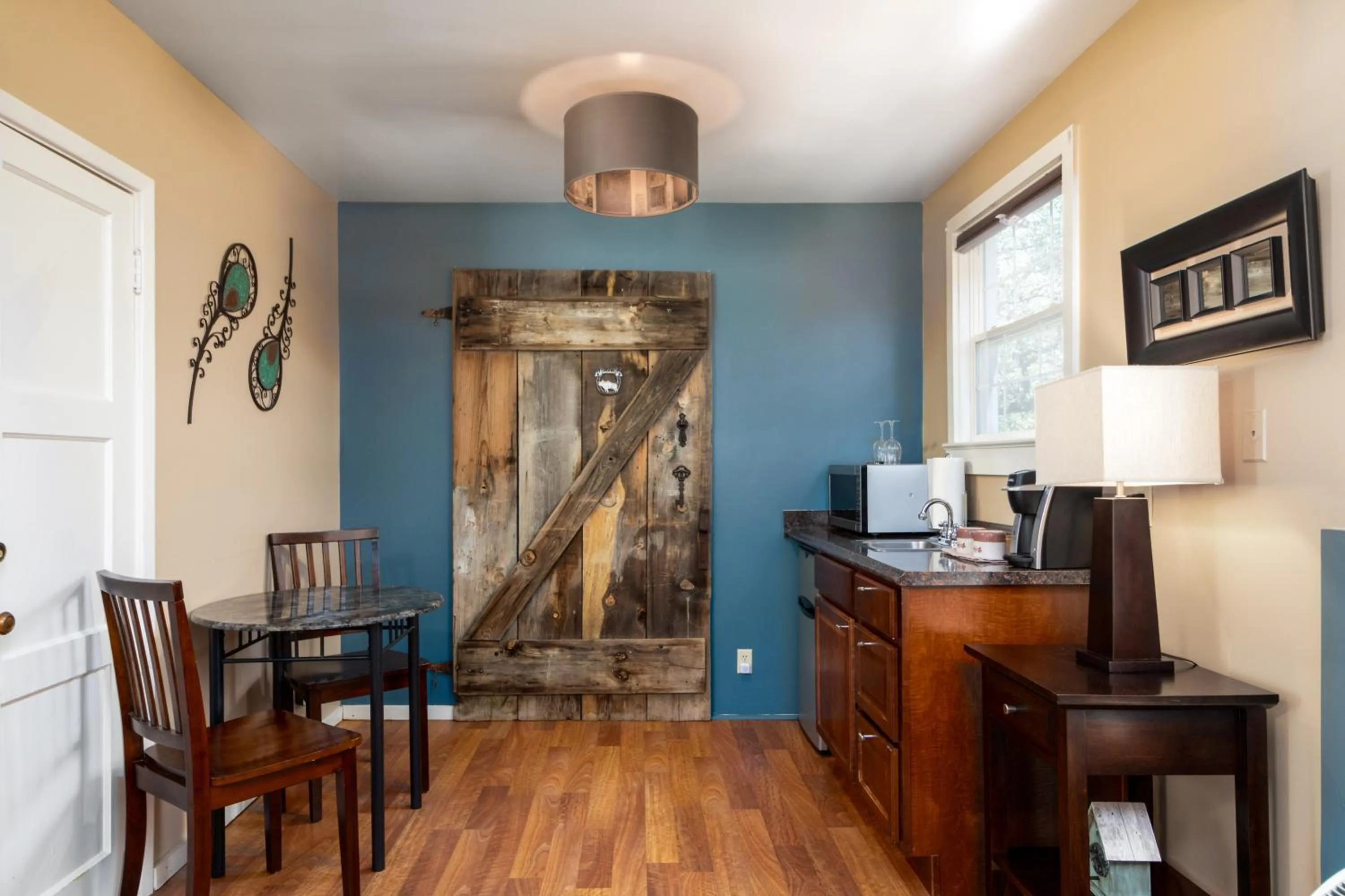 Kitchen or kitchenette in Prescott Pines Inn