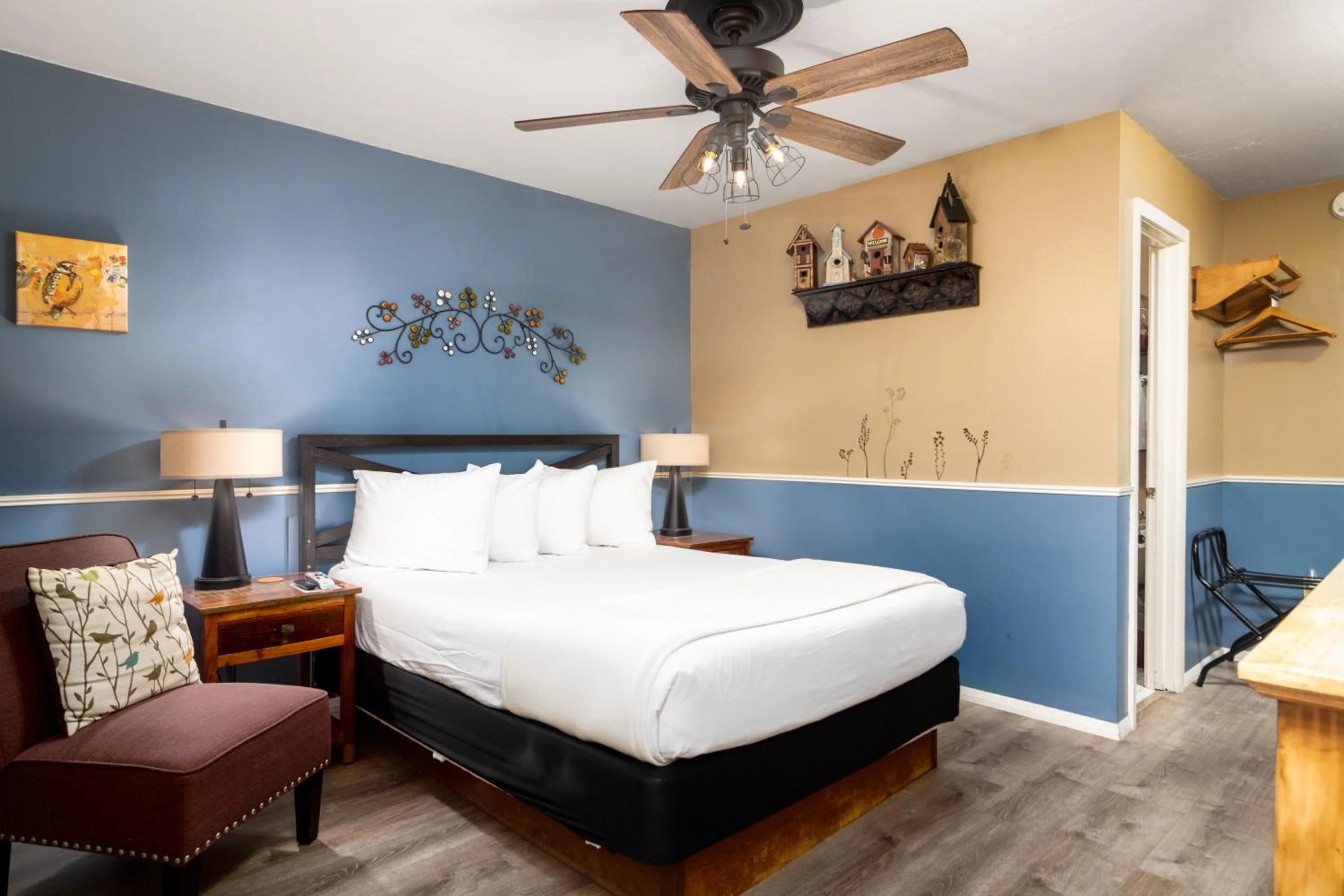 Bed in Prescott Pines Inn