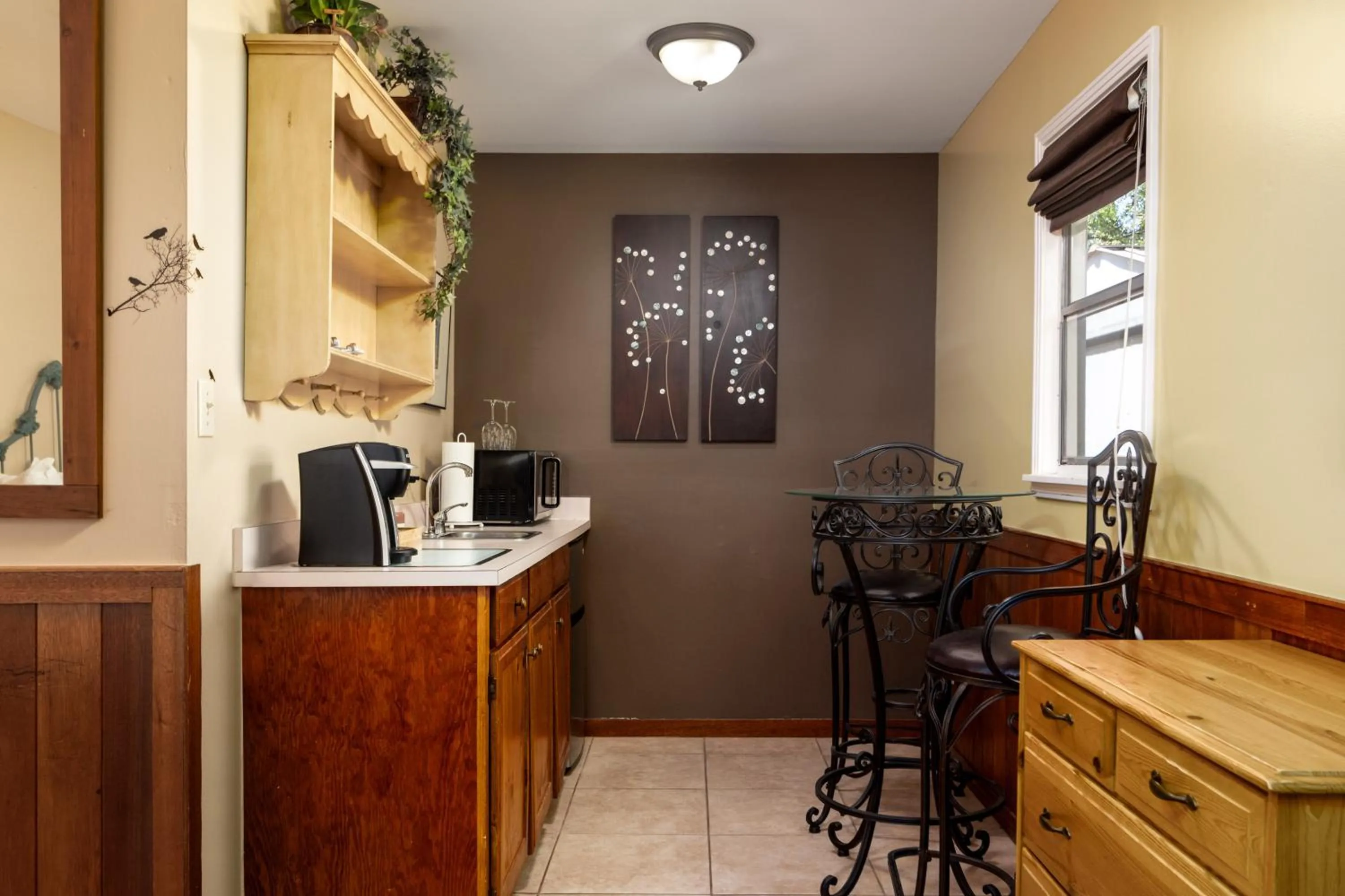 Coffee/tea facilities in Prescott Pines Inn