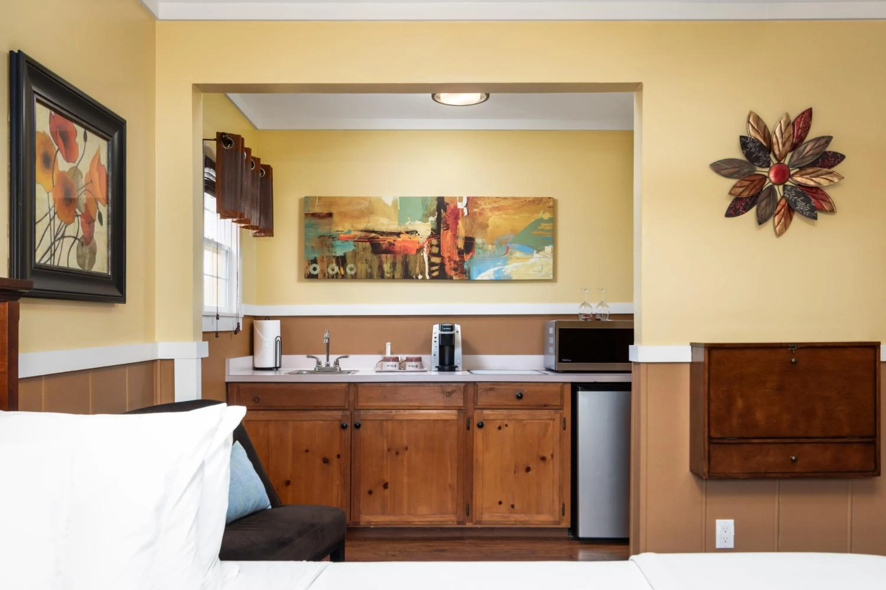 Coffee/tea facilities in Prescott Pines Inn