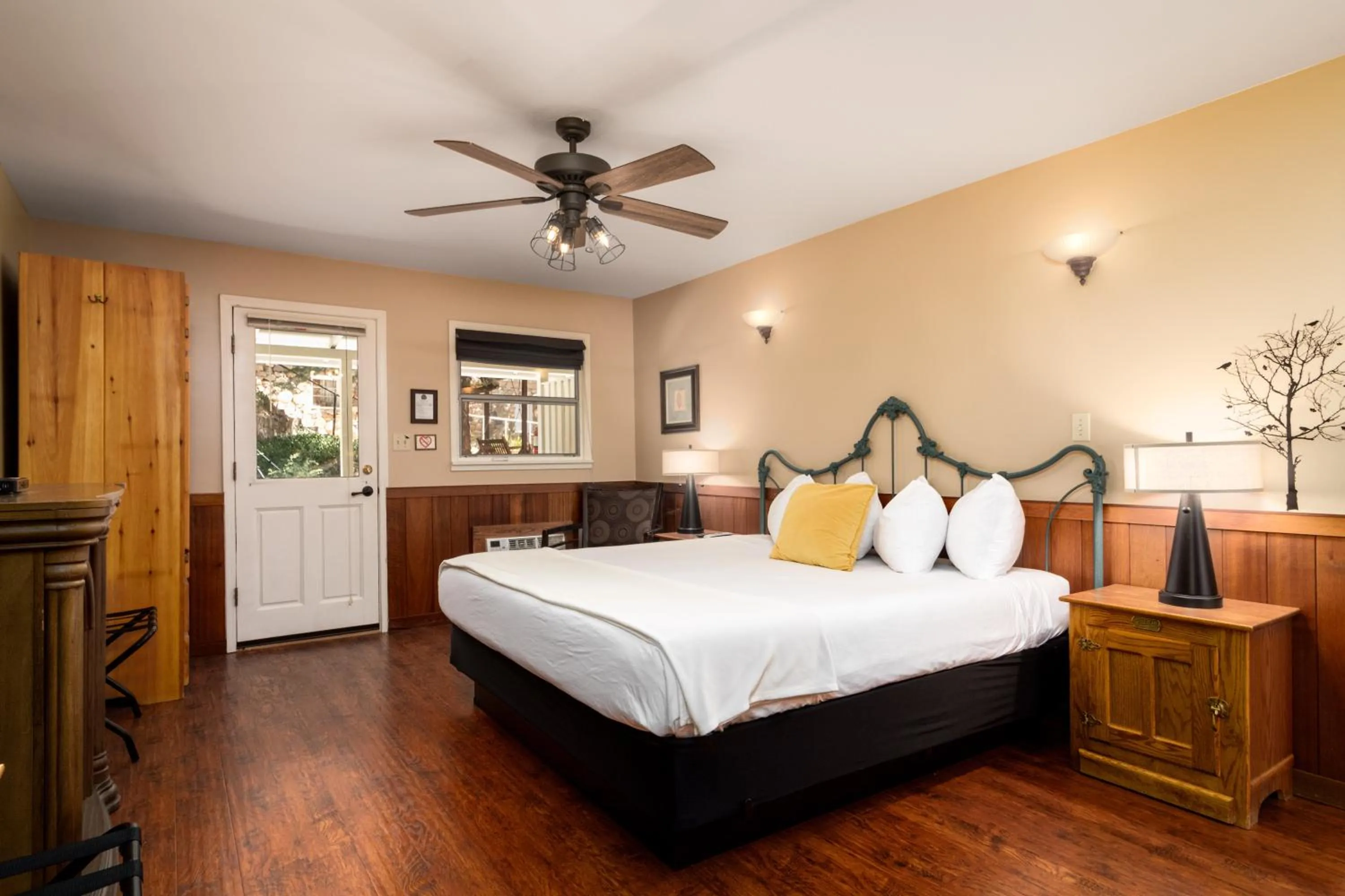 Bed in Prescott Pines Inn