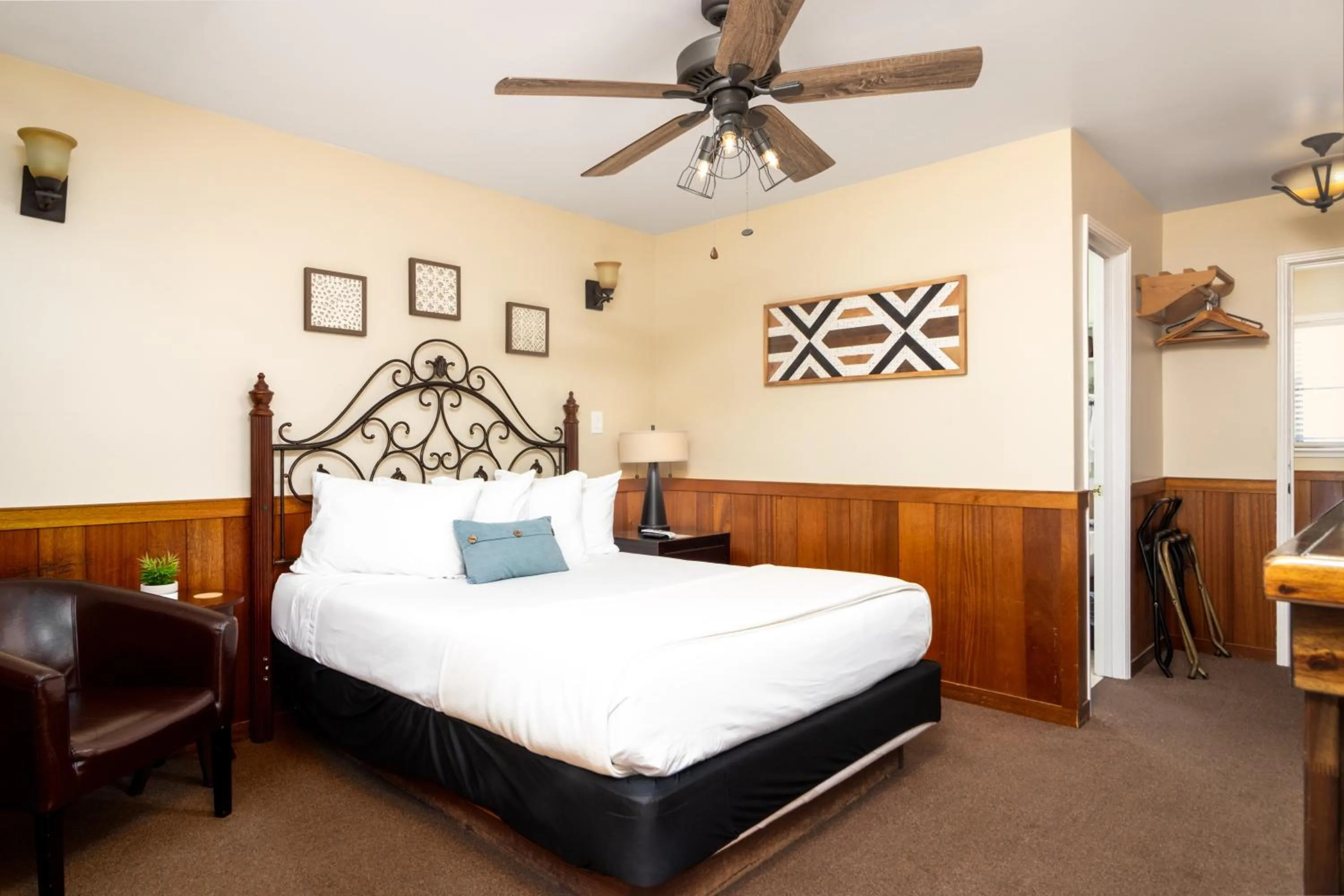 Bed in Prescott Pines Inn