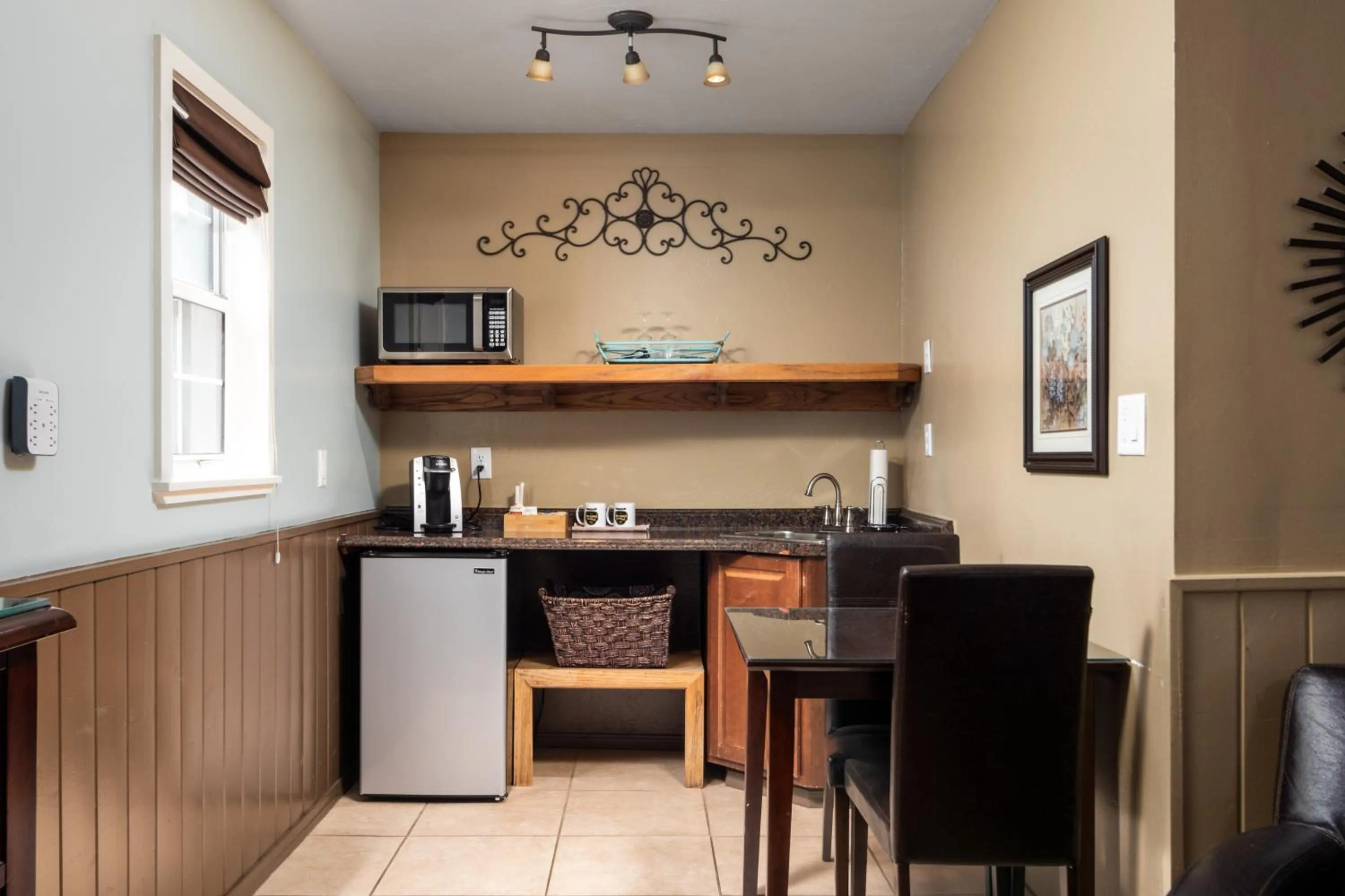 Coffee/tea facilities in Prescott Pines Inn