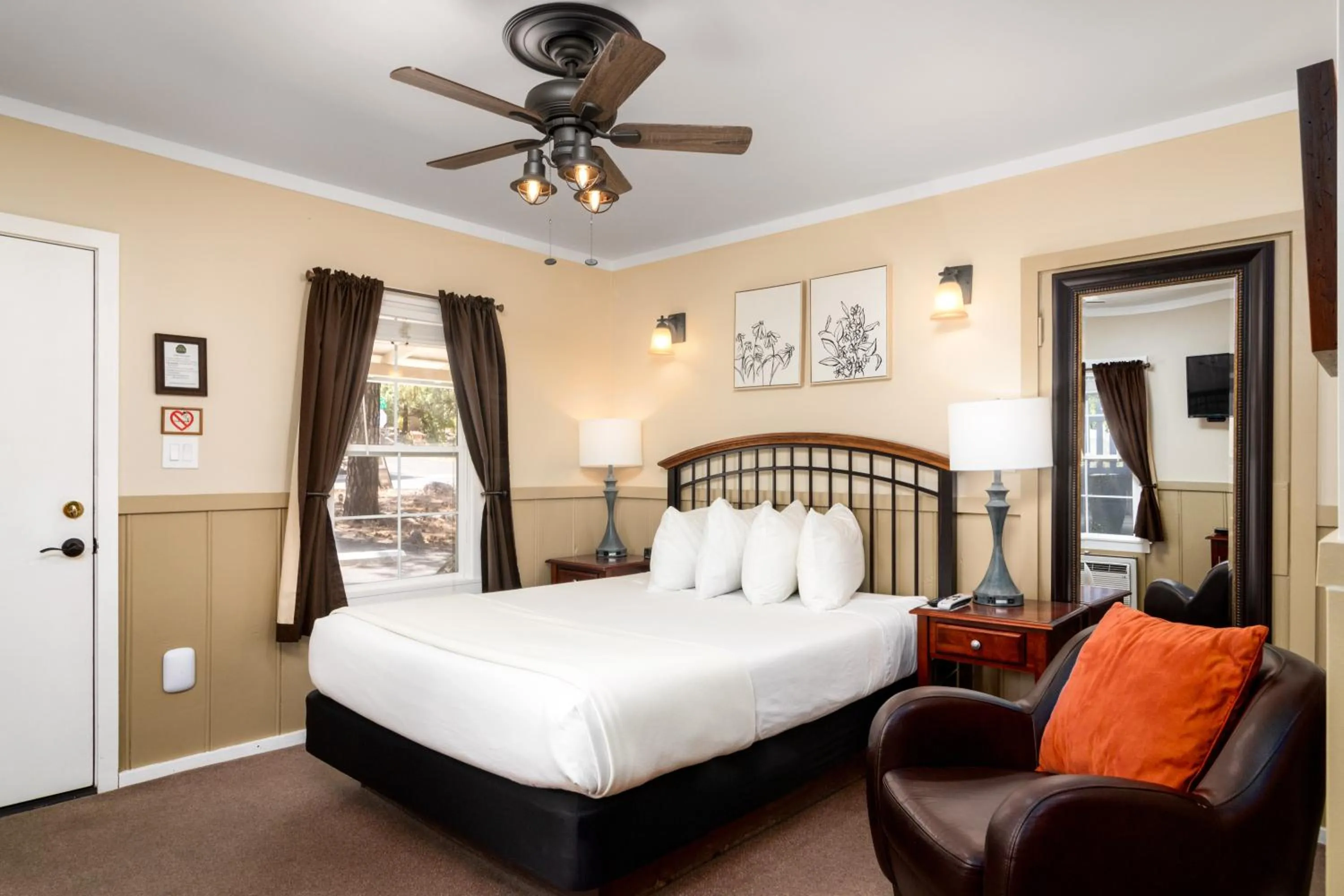 Bed in Prescott Pines Inn