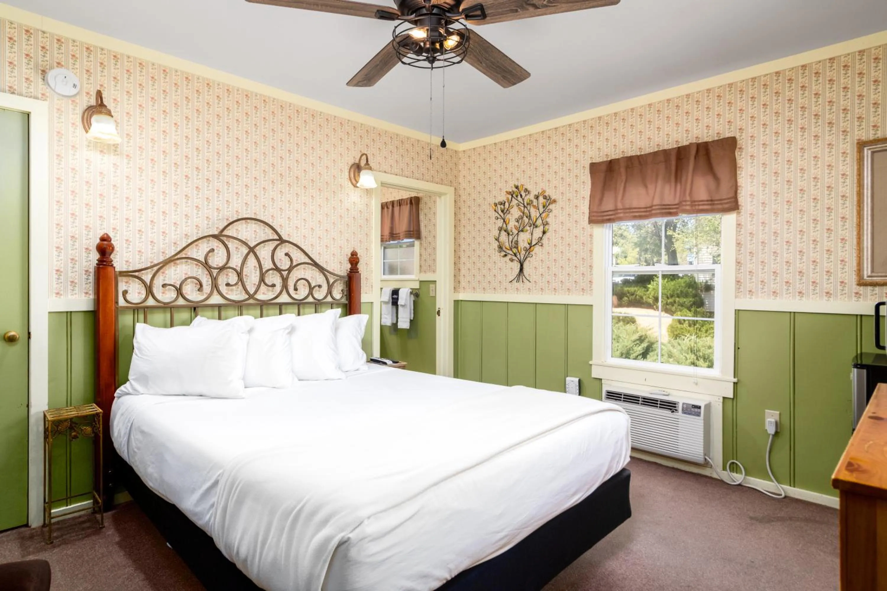 Bed in Prescott Pines Inn