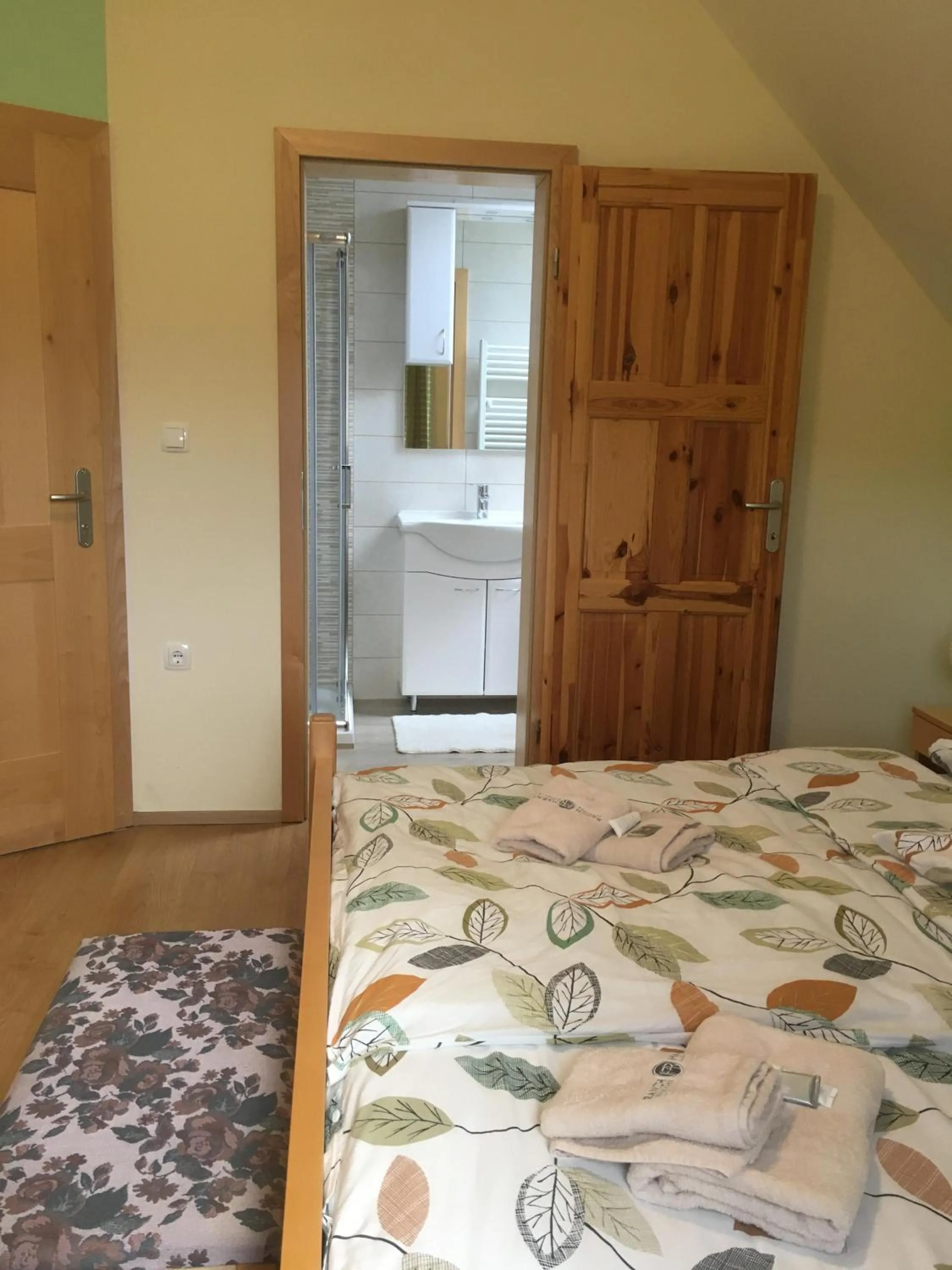 Shower, Bed in Ranch Marina