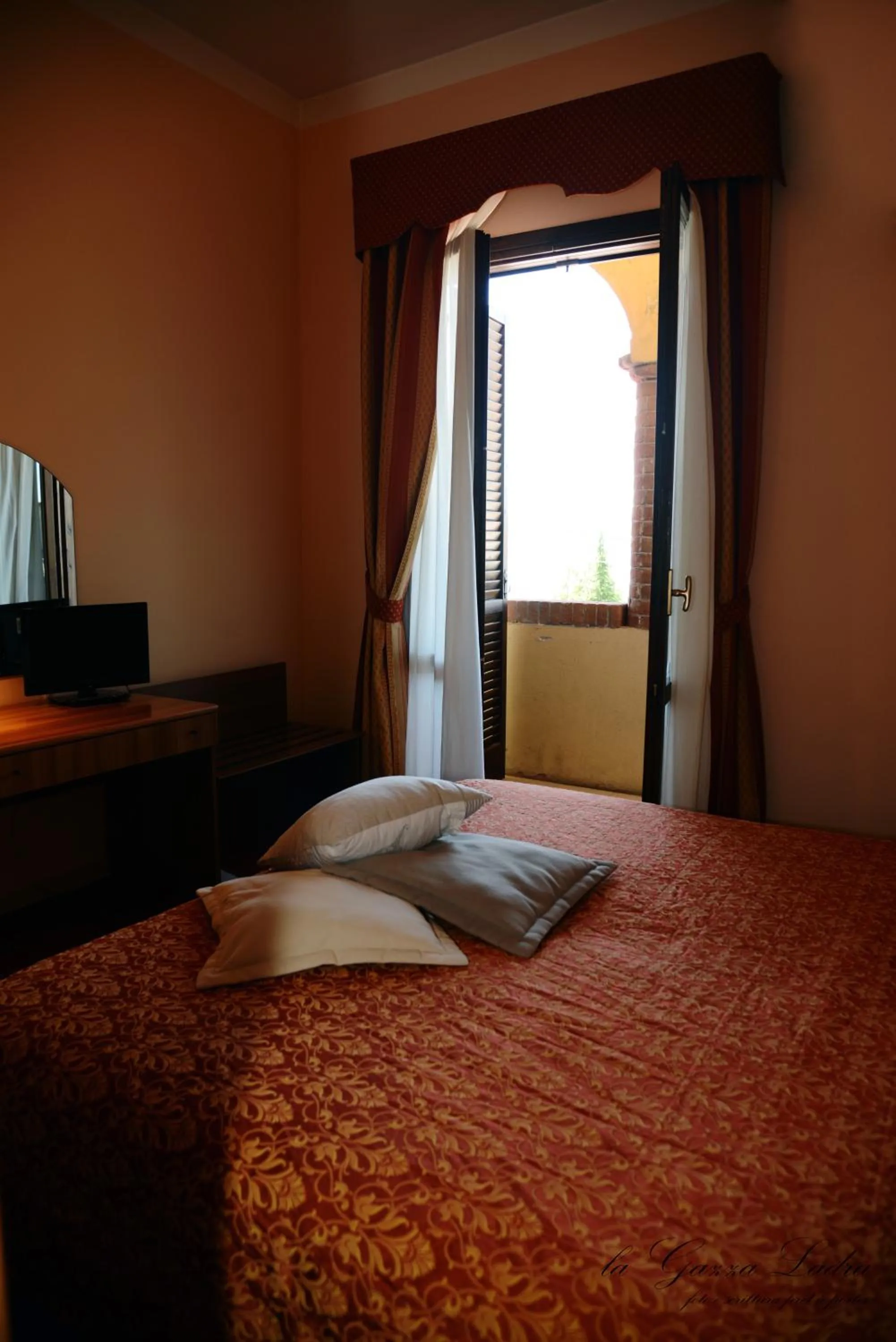 Bed in Hotel Ristorante Taverna Verde