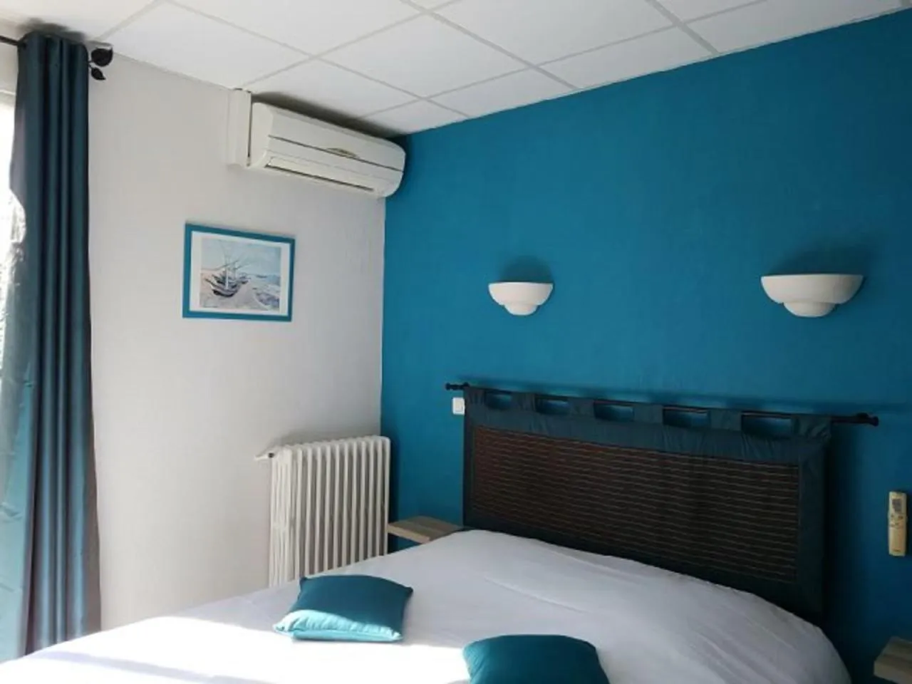 Photo of the whole room, Bed in Carry Hotel