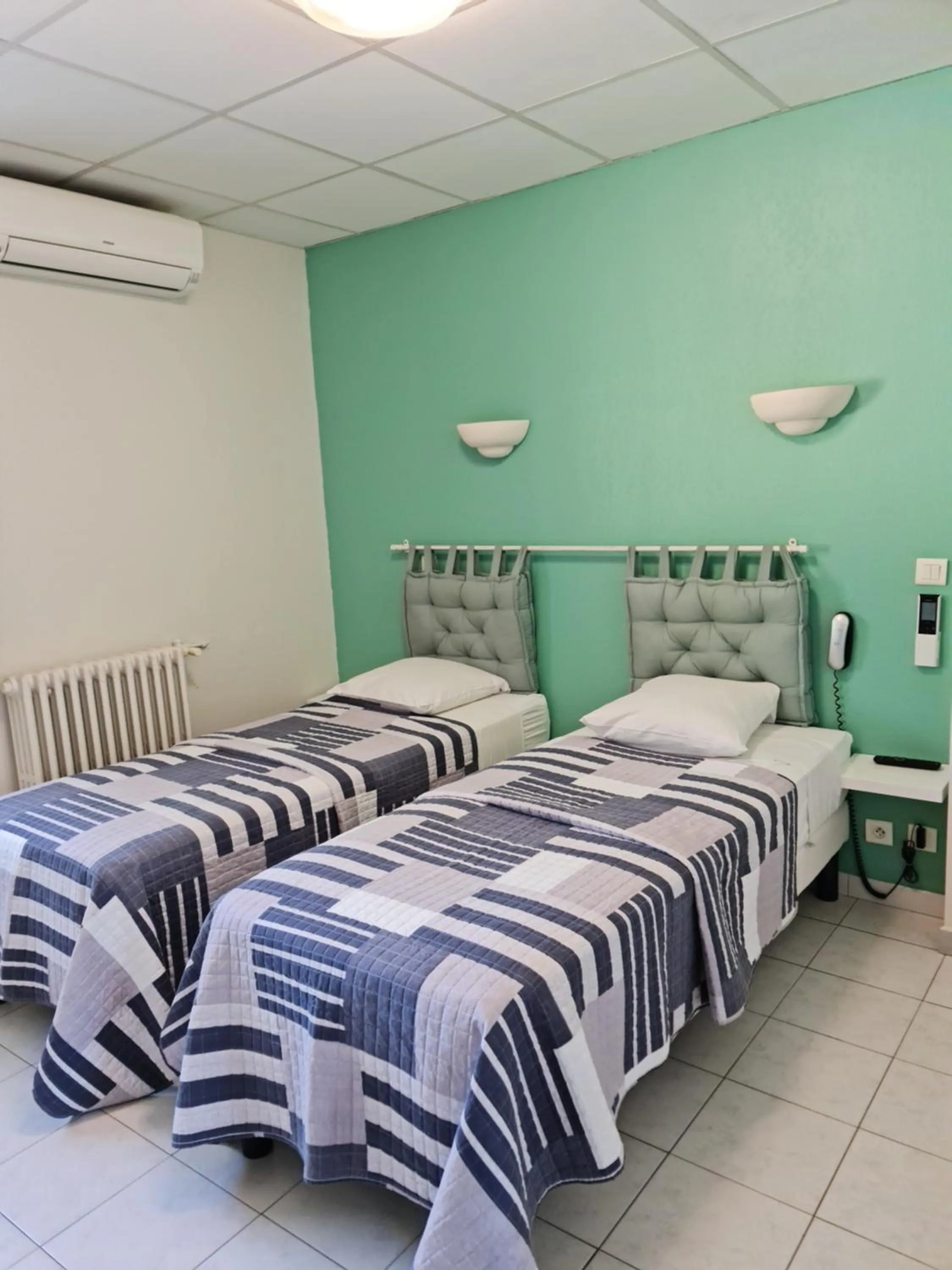 Photo of the whole room, Bed in Carry Hotel