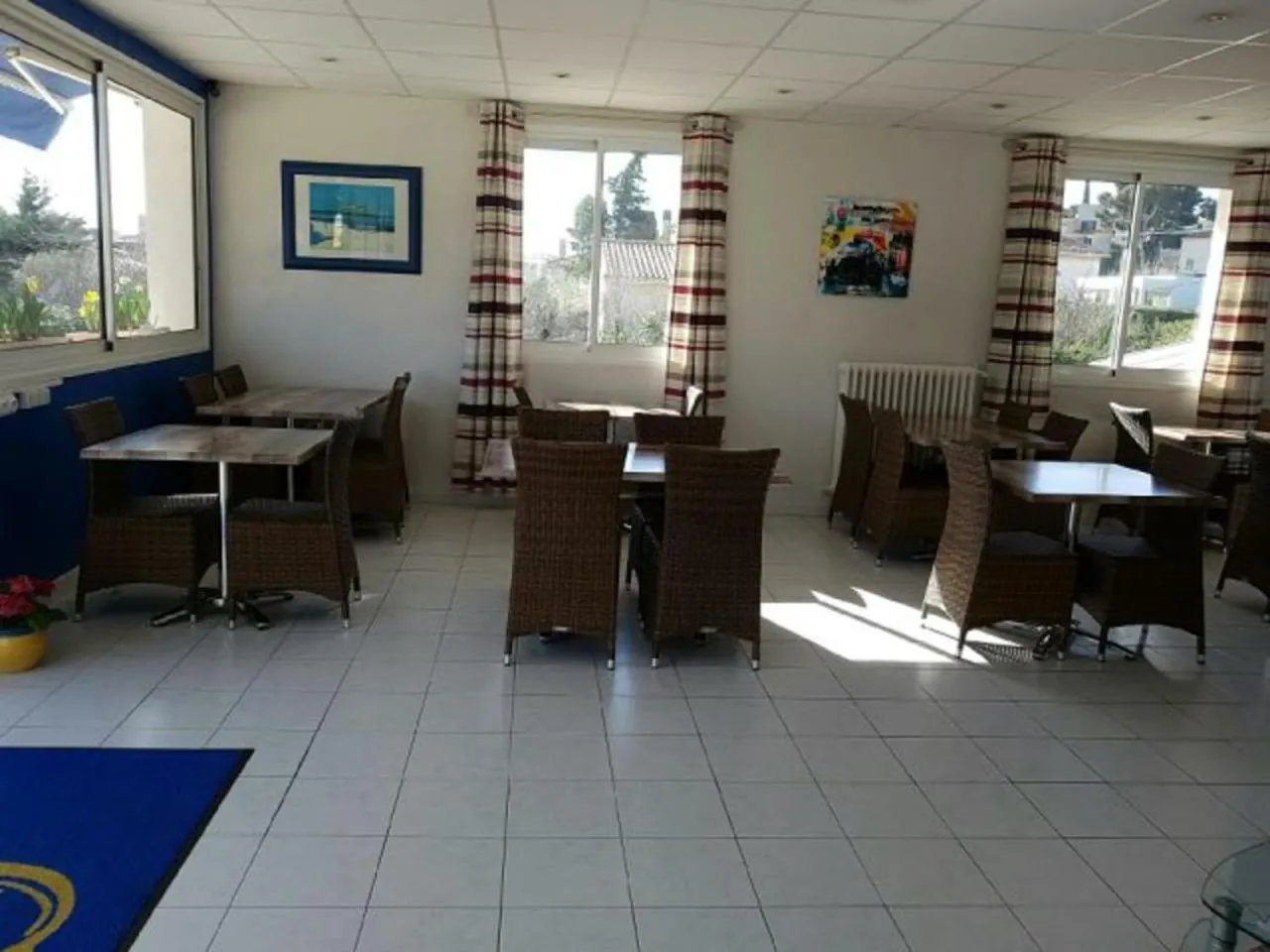 Communal lounge/ TV room in Carry Hotel