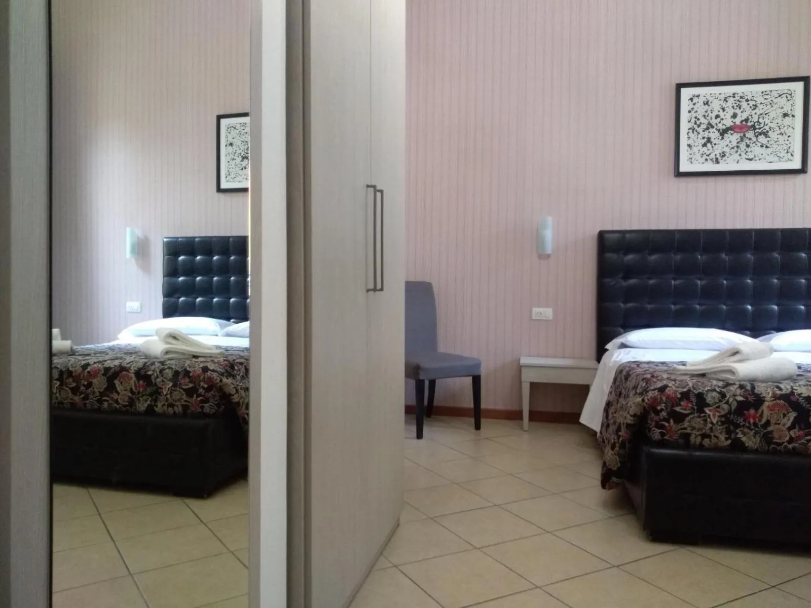 Photo of the whole room, Bed in Adelaide House