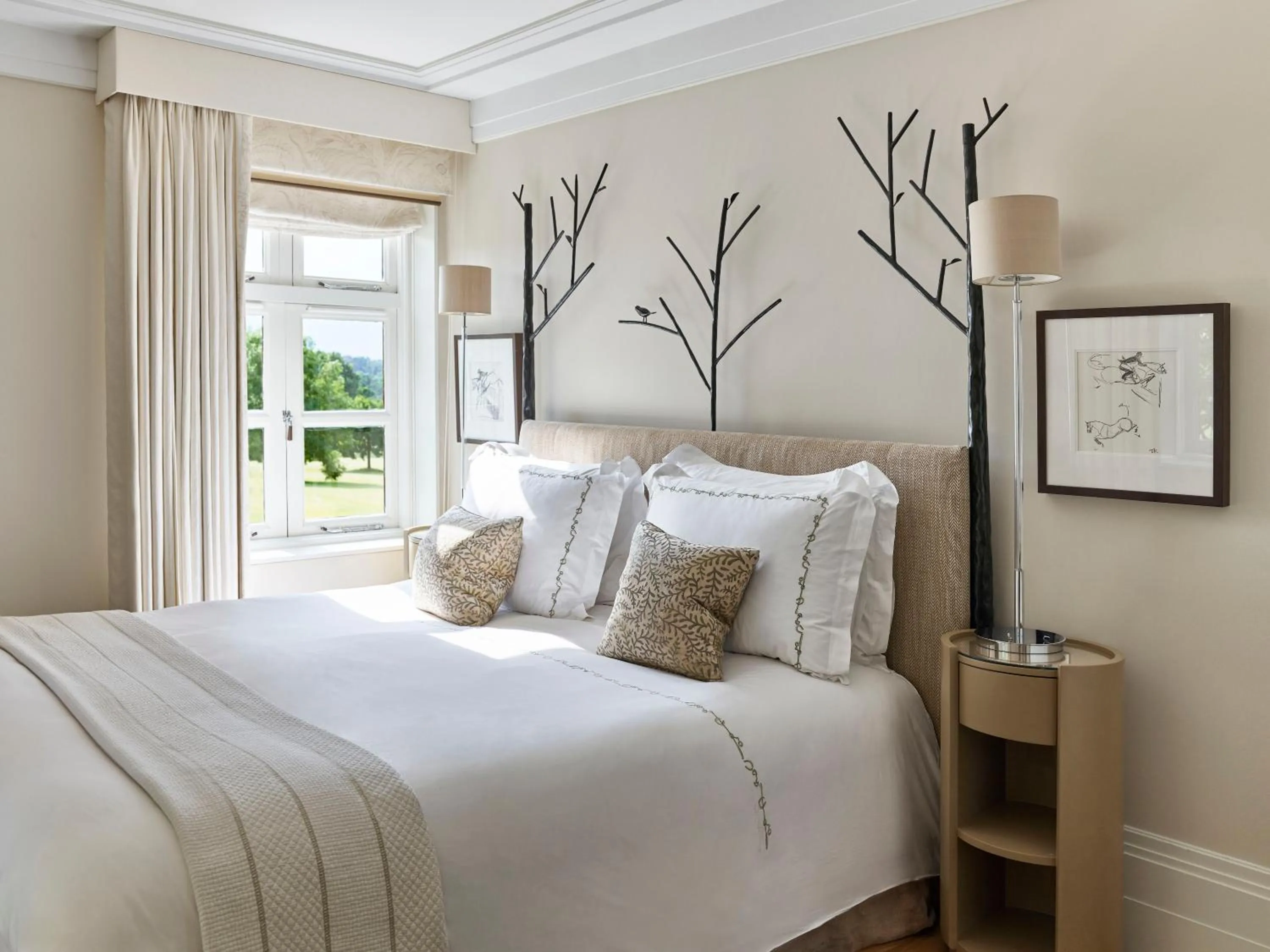 Bedroom, Bed in Coworth Park - Dorchester Collection