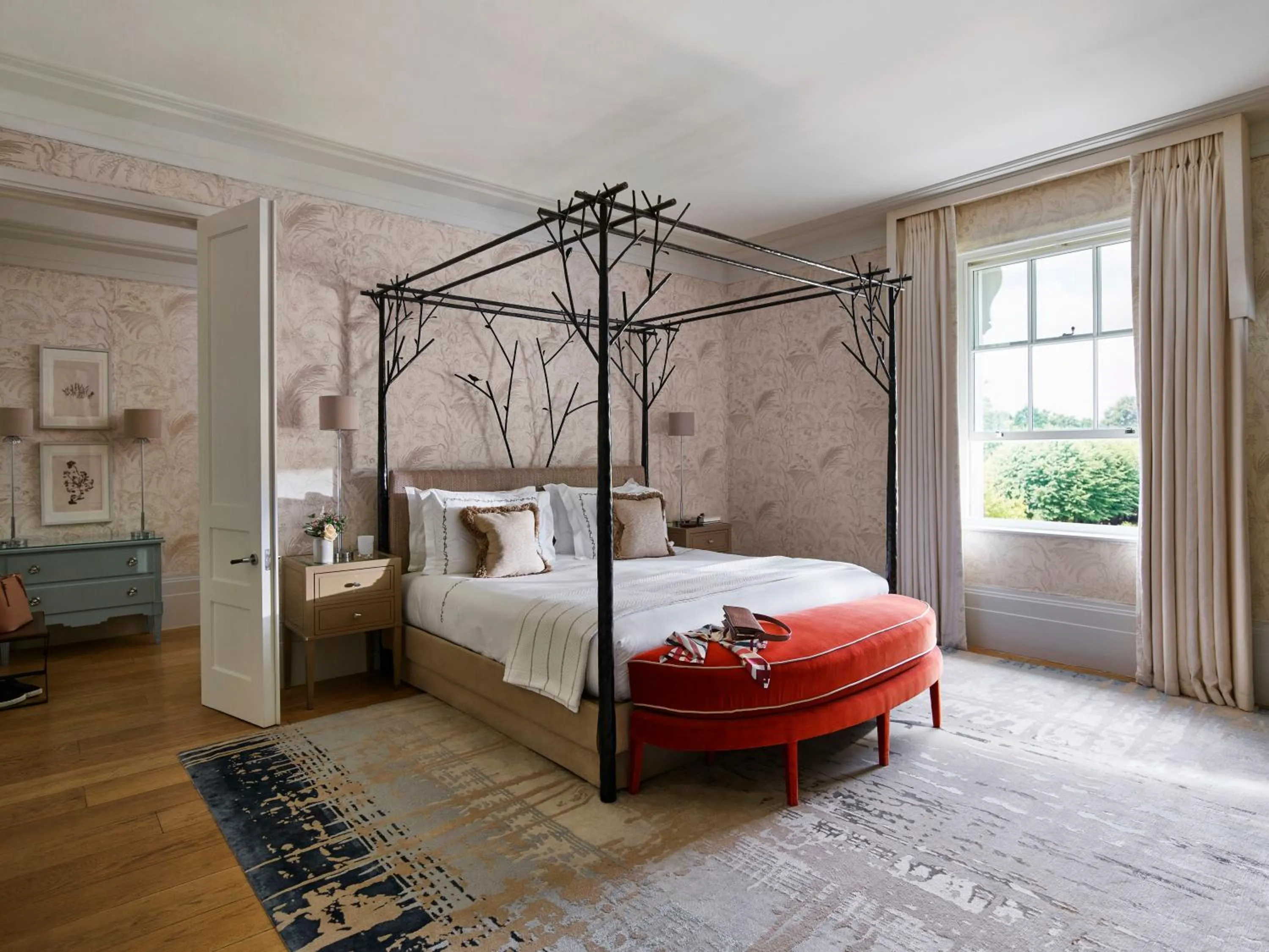 Property building, Bed in Coworth Park - Dorchester Collection