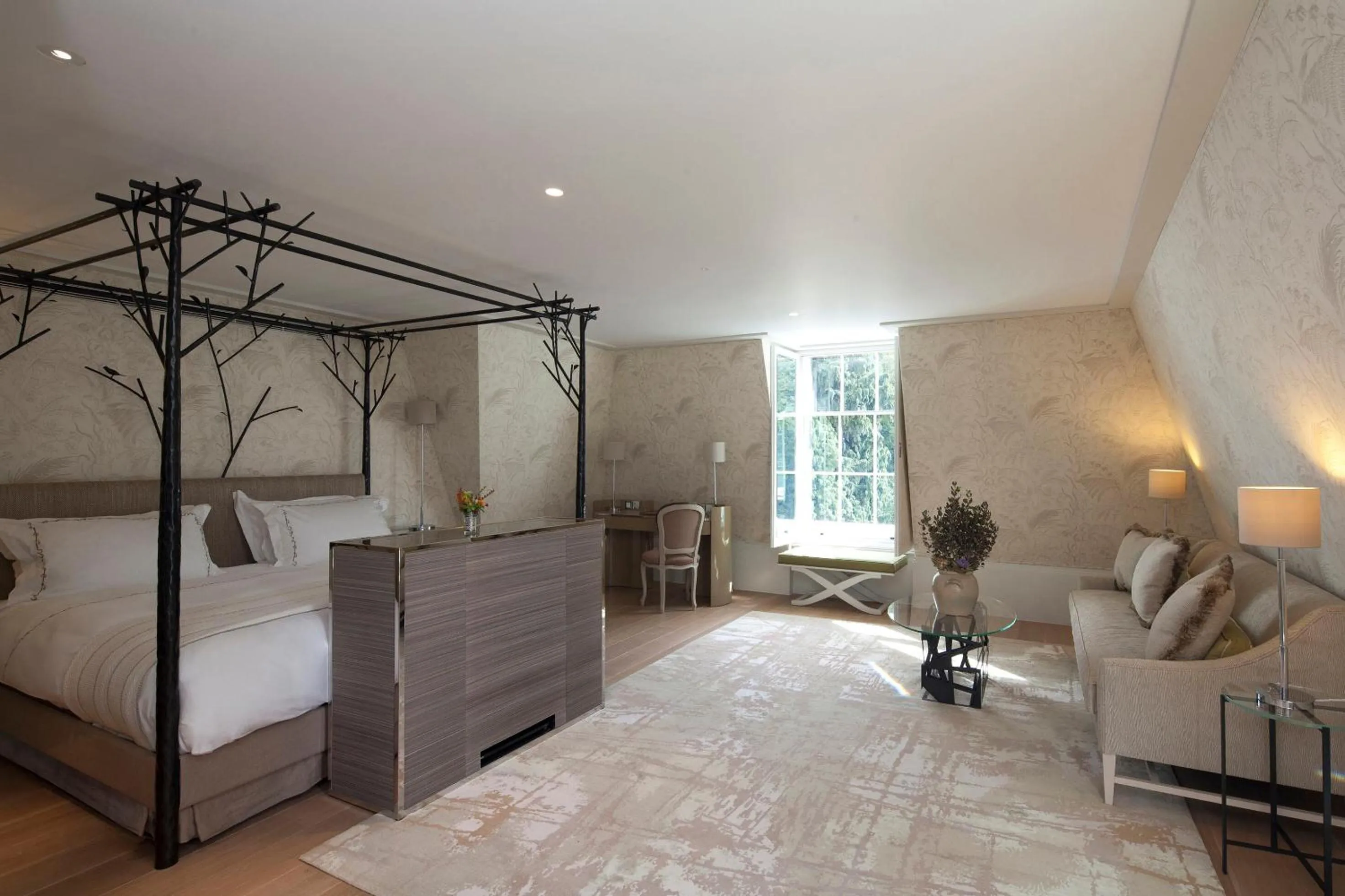 Bedroom, Bed in Coworth Park - Dorchester Collection