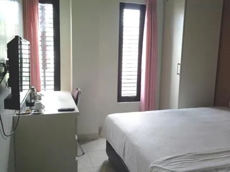 Bed in Guest Room Near Pasteur