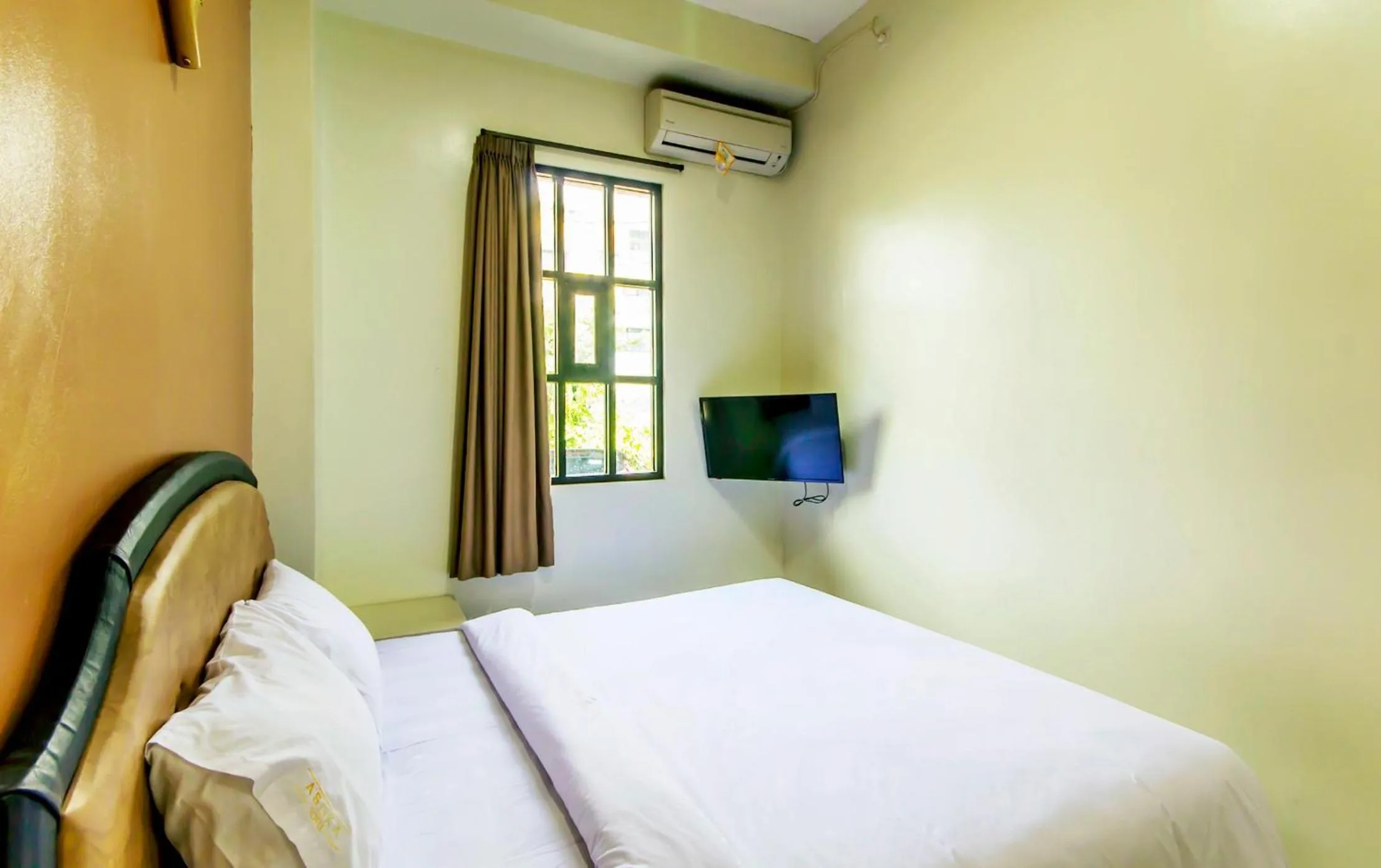 Bed in Guest Room Near Pasteur