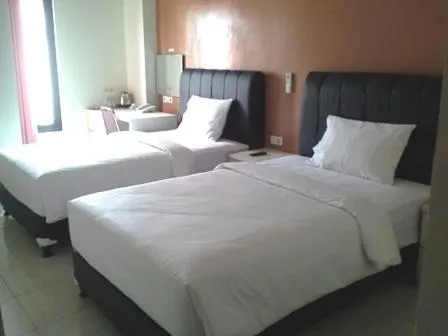 Bed in Guest Room Near Pasteur