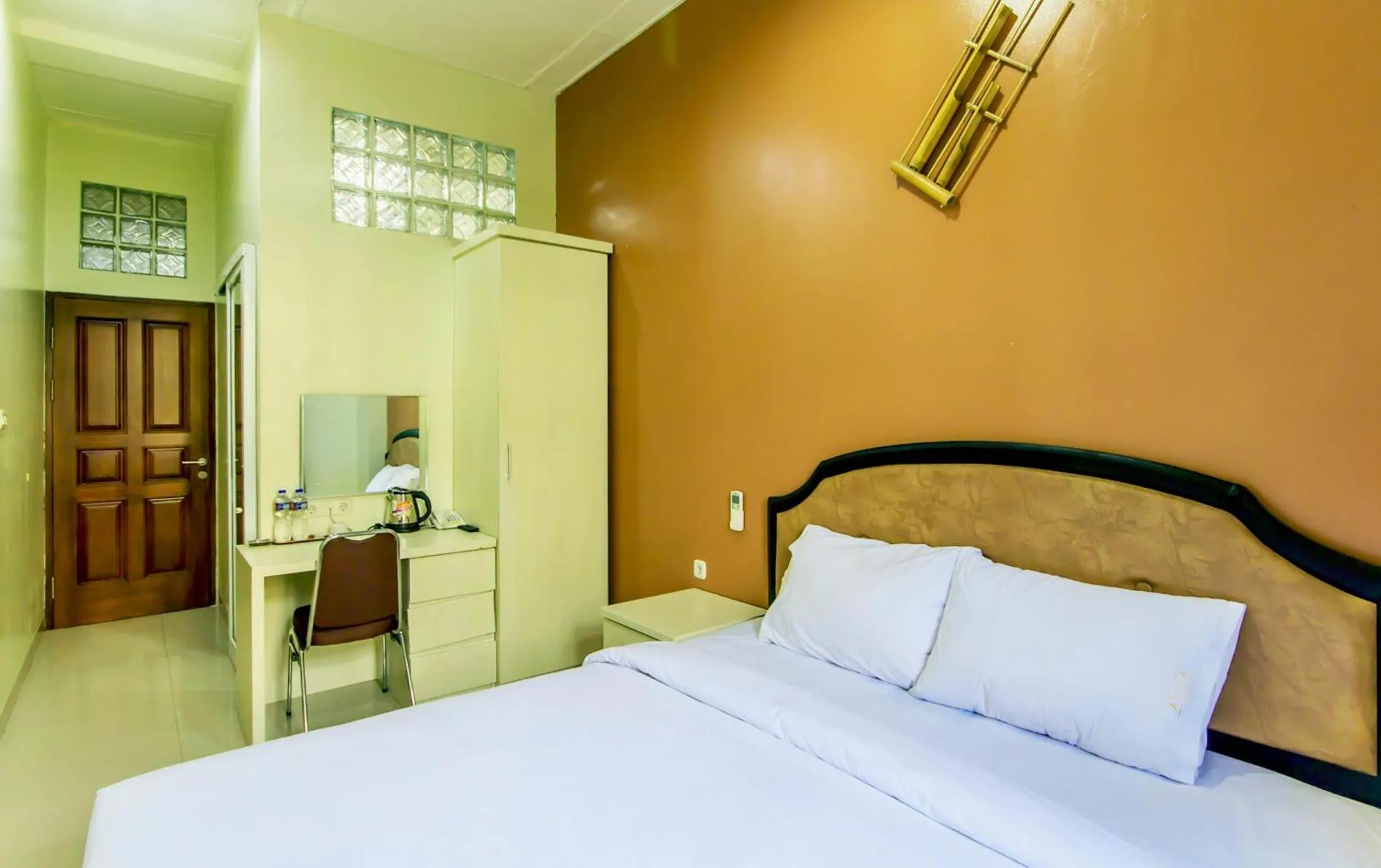 Bed in Guest Room Near Pasteur