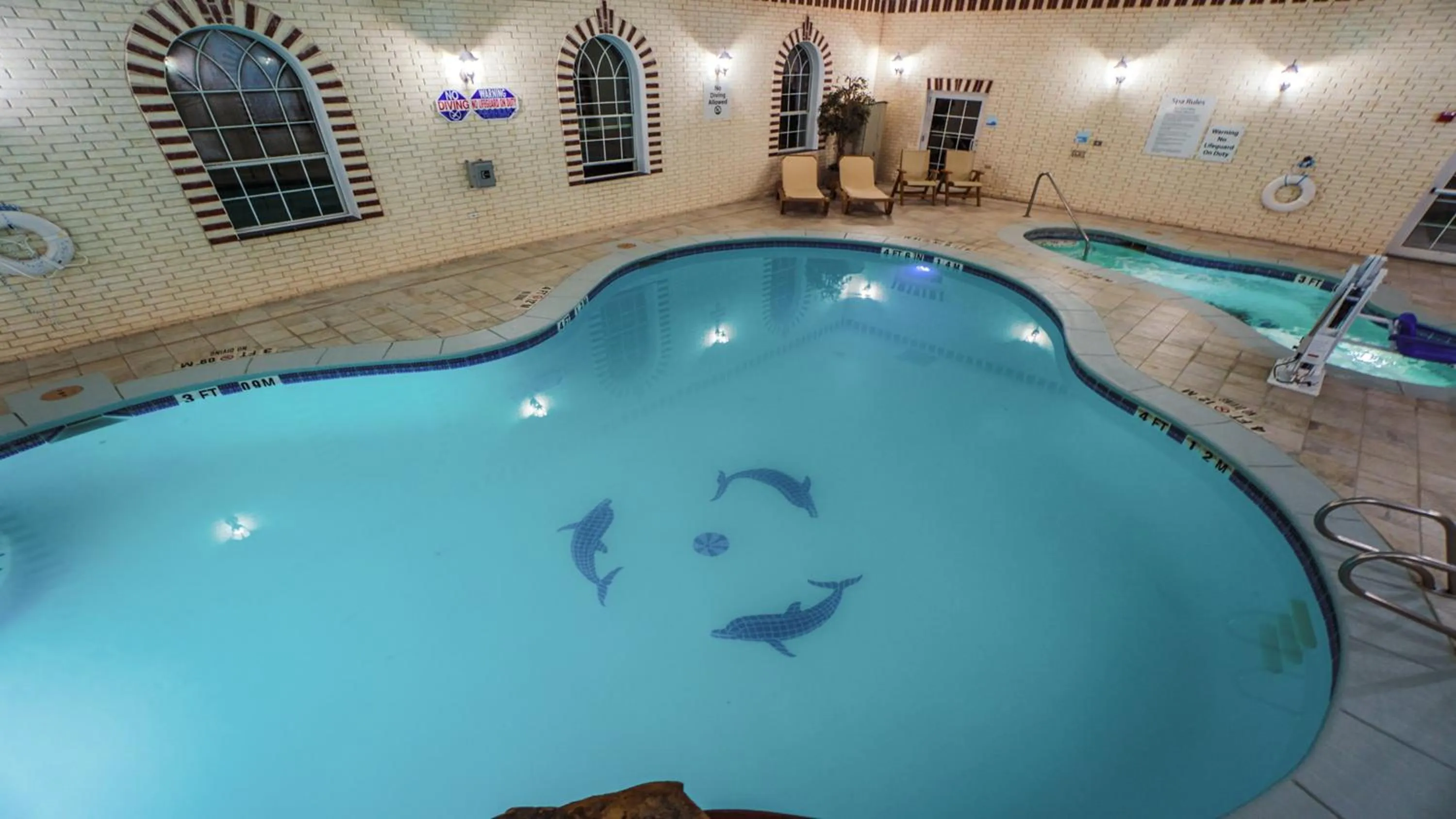 Swimming pool in Holiday Inn Express Hotel & Suites Pampa by IHG